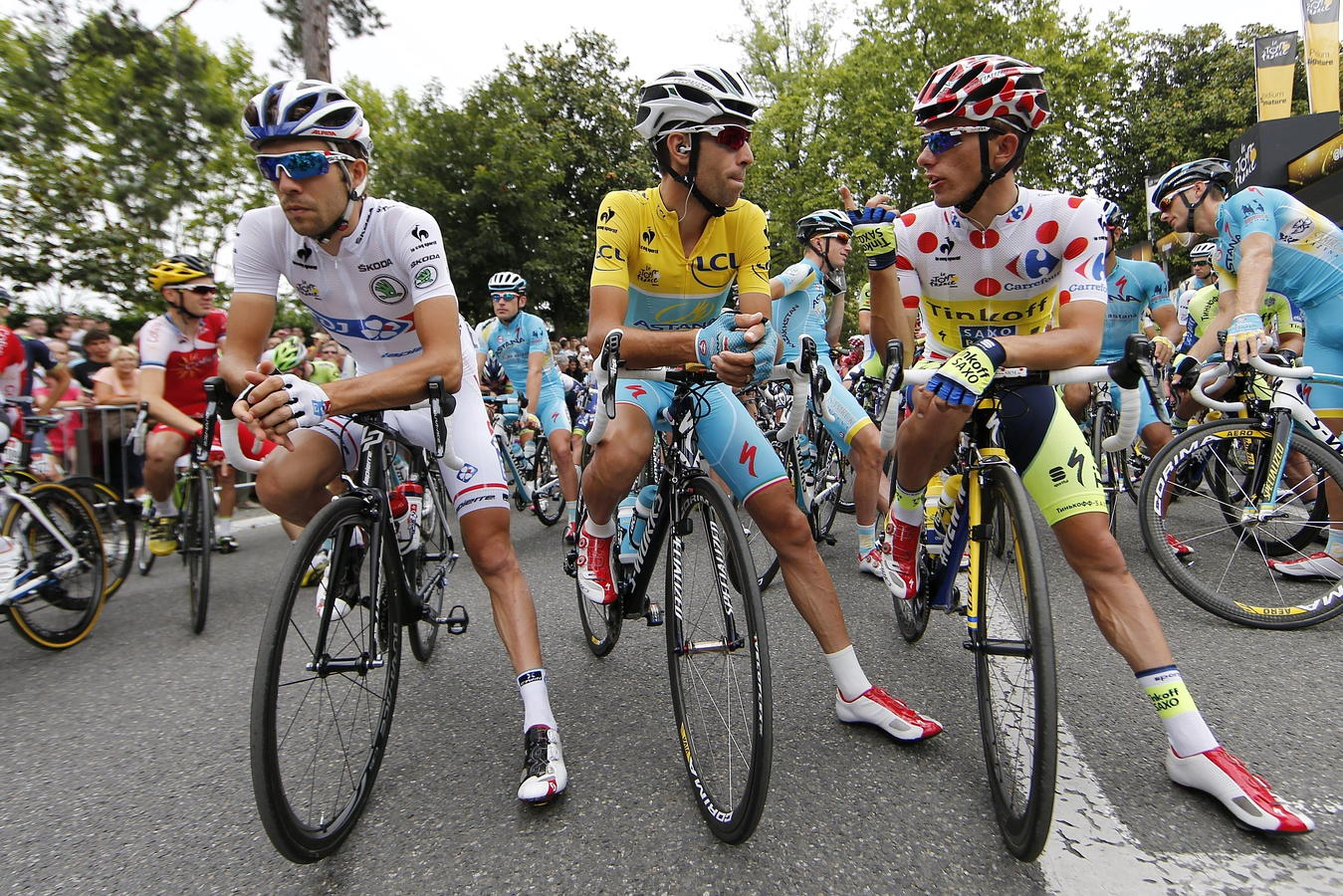 Vincenzo Nibali (c), junto a Rafal Majka (dcha) y Thibaut Pinot (izq), instantes antes de empezar la decimoctava etapa