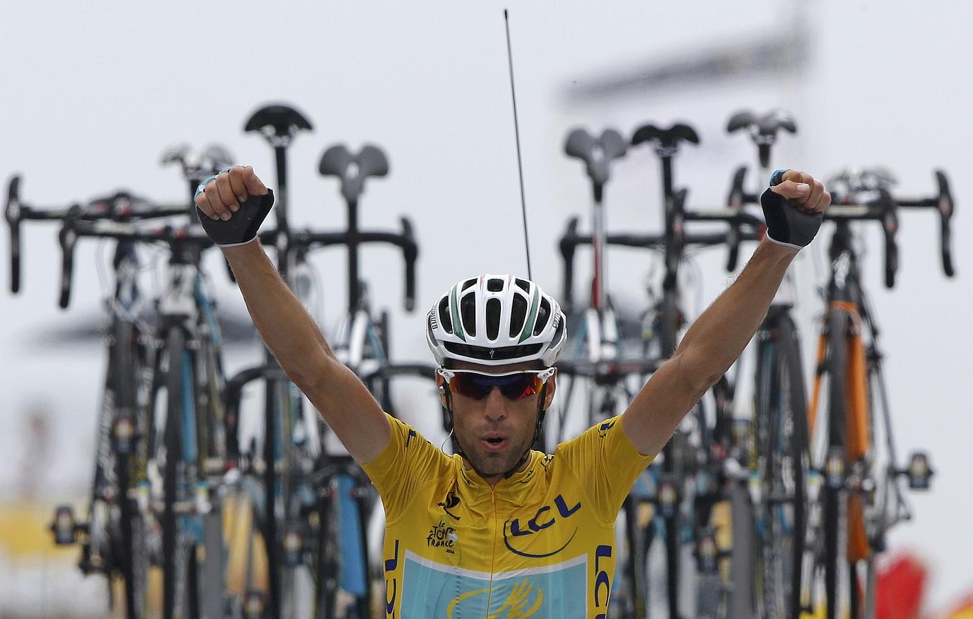 Nibali celebra su victoria en la decimoctava etapa del Tour
