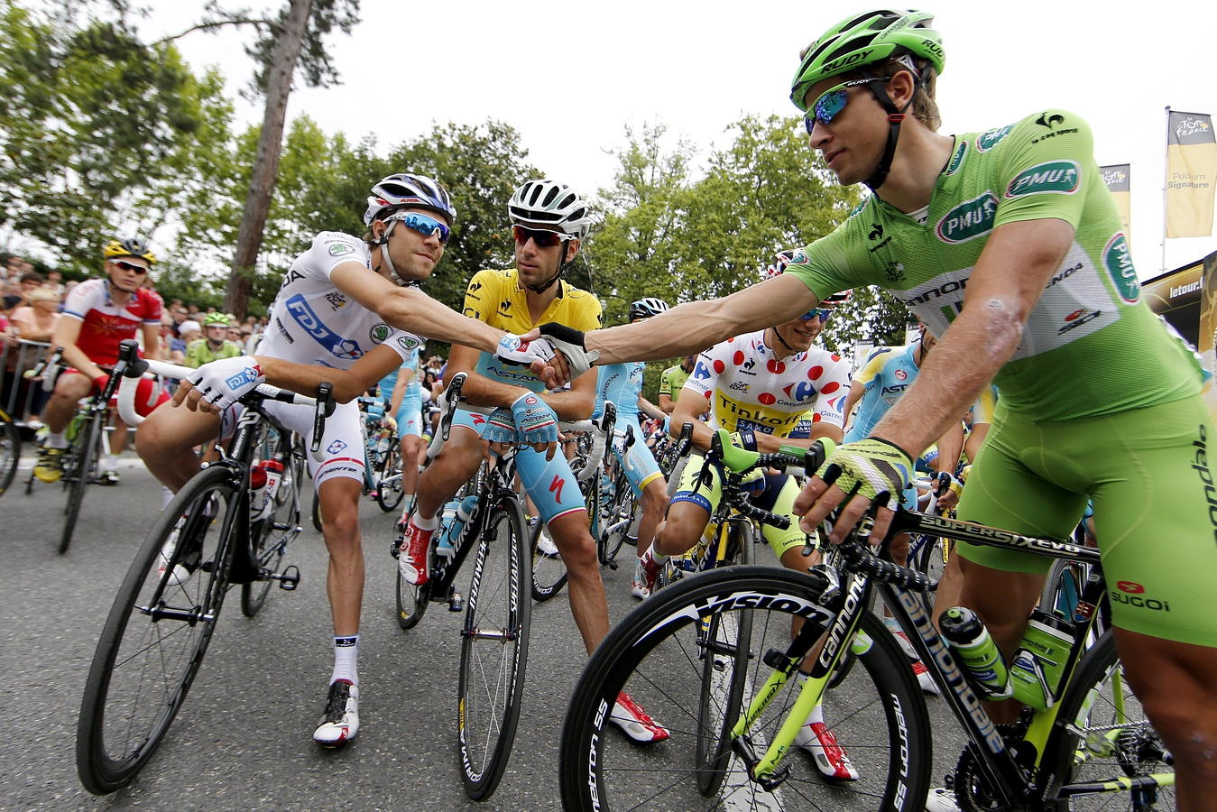 Thibaut Pinot (izq) estrecha la mano a Peter Sagan (dcha) instantes antes de empezar la decimoctava etapa