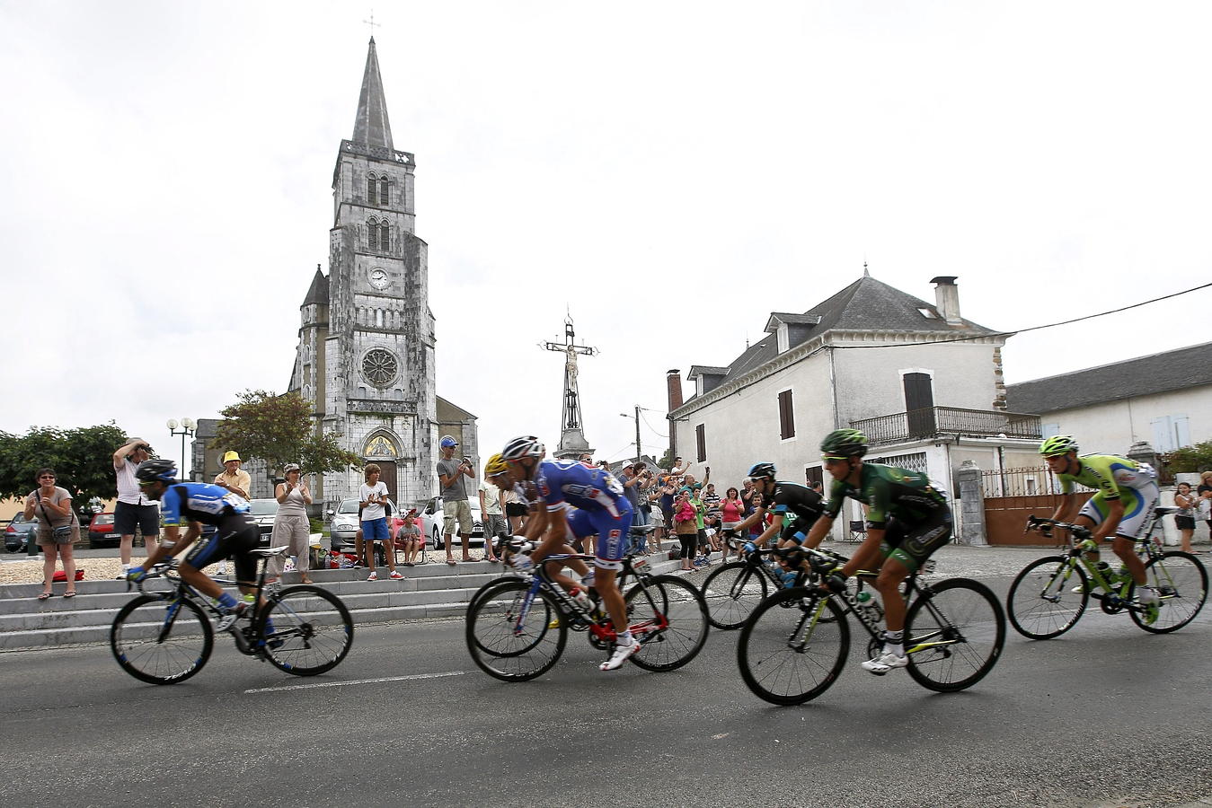 El pelotón compite en la decimoctava etapa del Tour de Francia en Benejacq