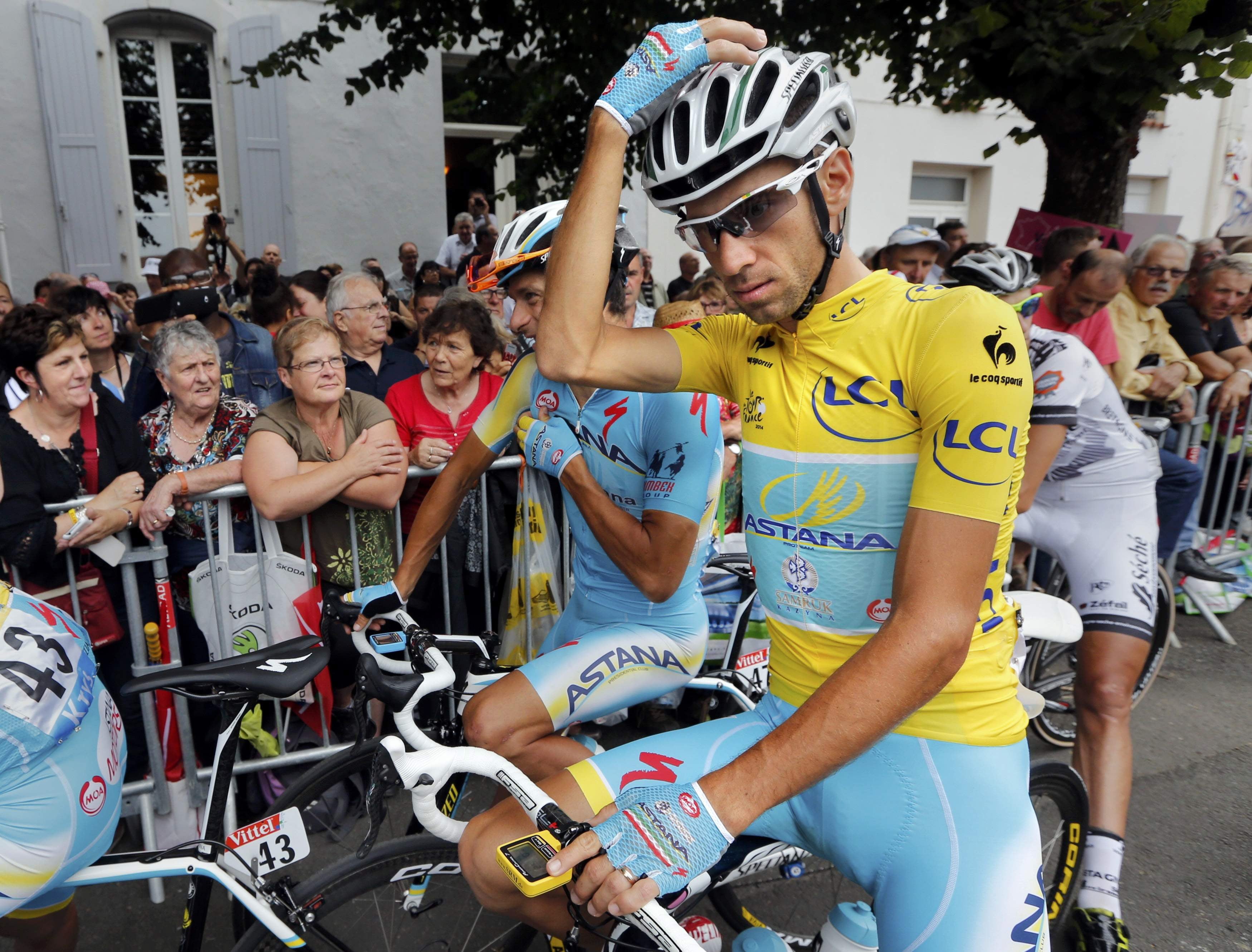 Nibali se prepara antes del inicio de la etapa.