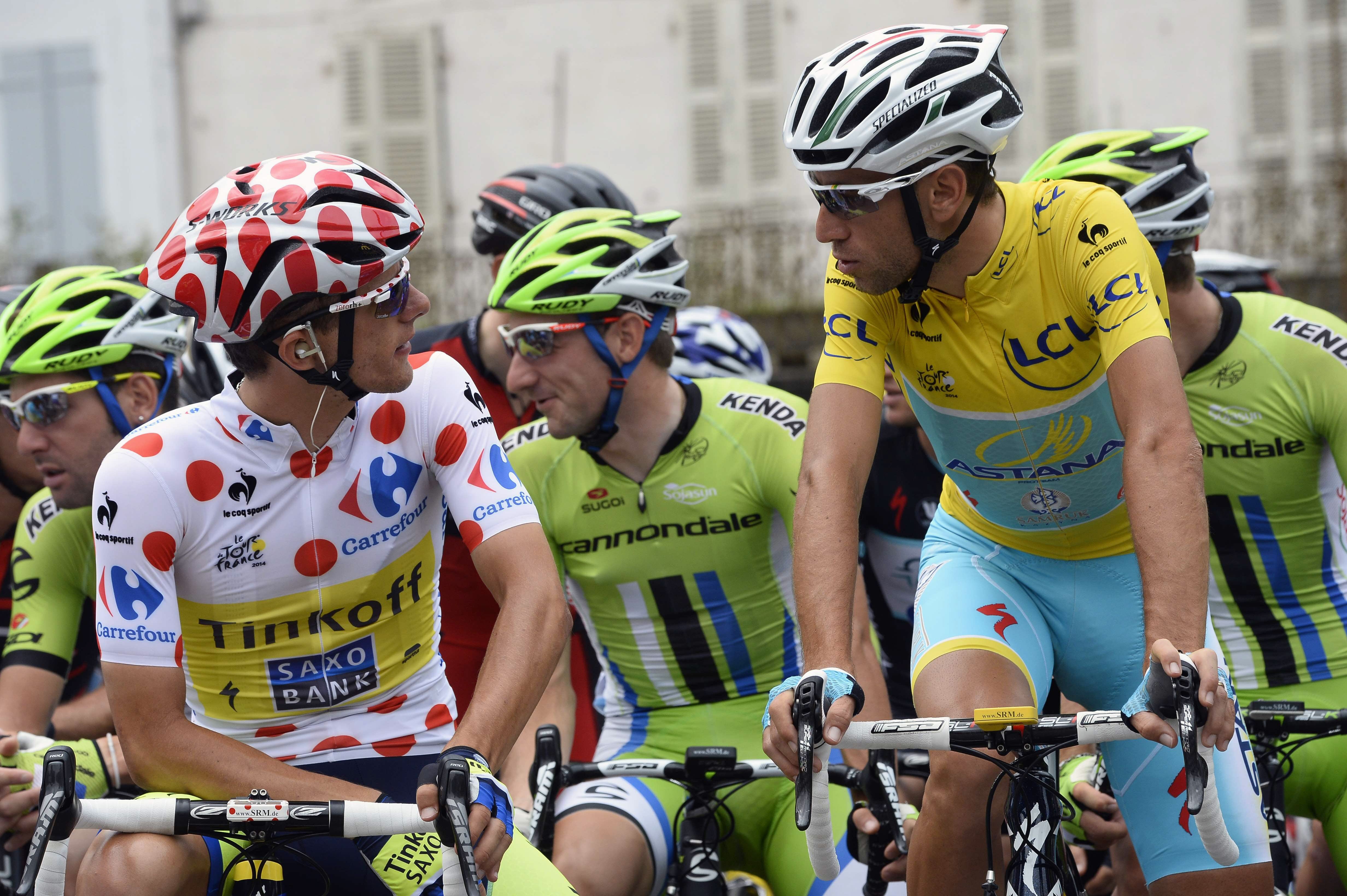 El italiano Nibali (d) charla con Rafal Majka (i) minutos antes de comenzar la etapa.