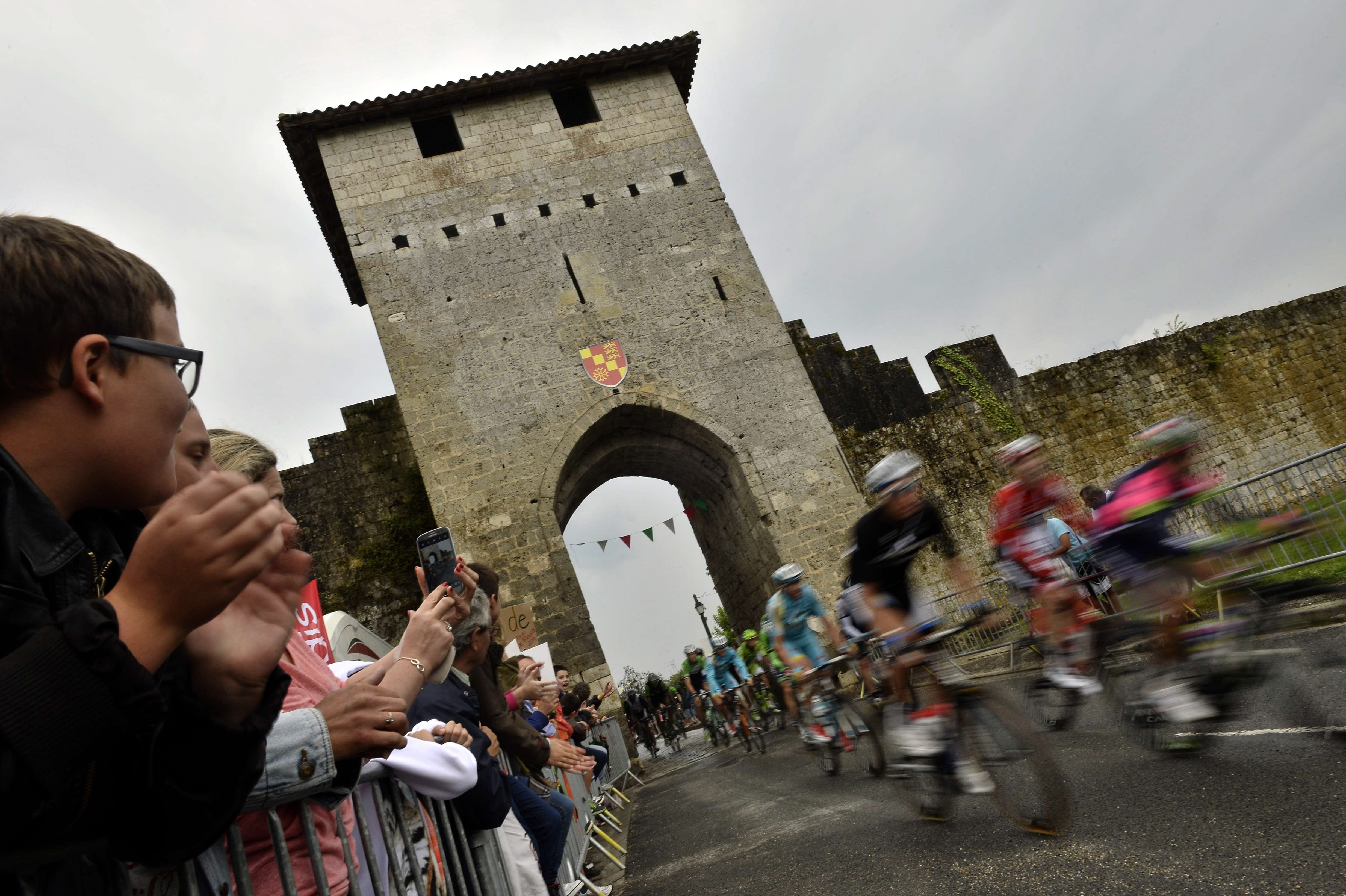 Pelotón, durante la etapa ante la mirada de los espectadores.