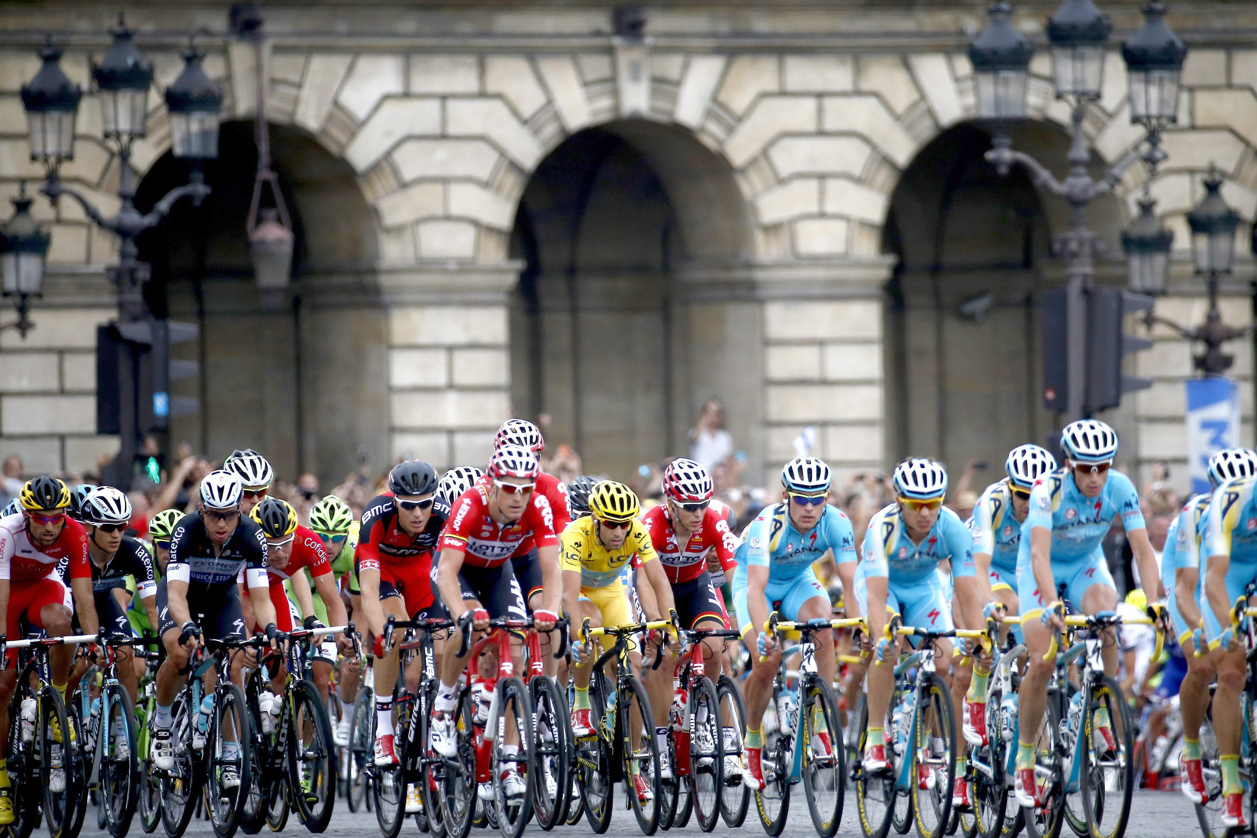 Nibali, junto a su equipo, en el centro de un pelotón.