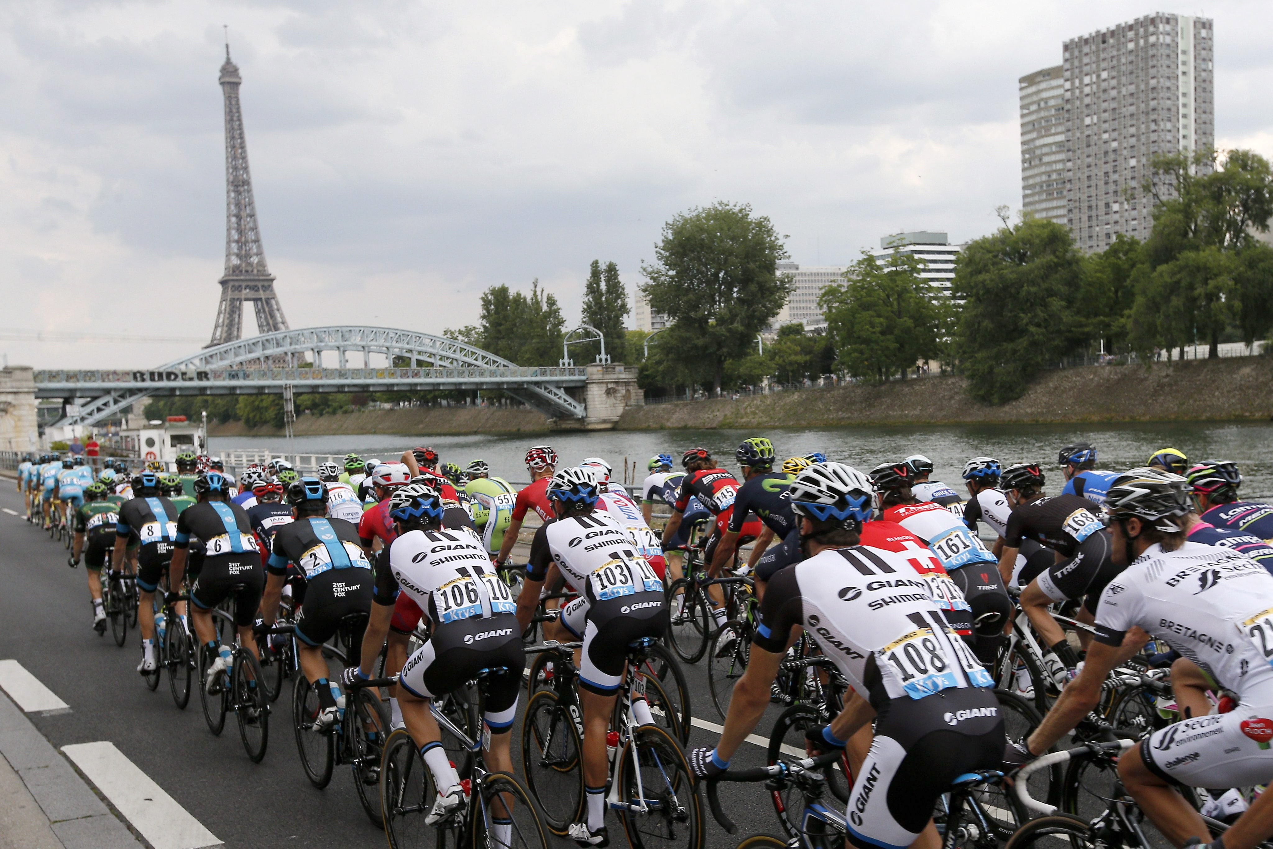El pelotón, junto a la Torre Eiffel.