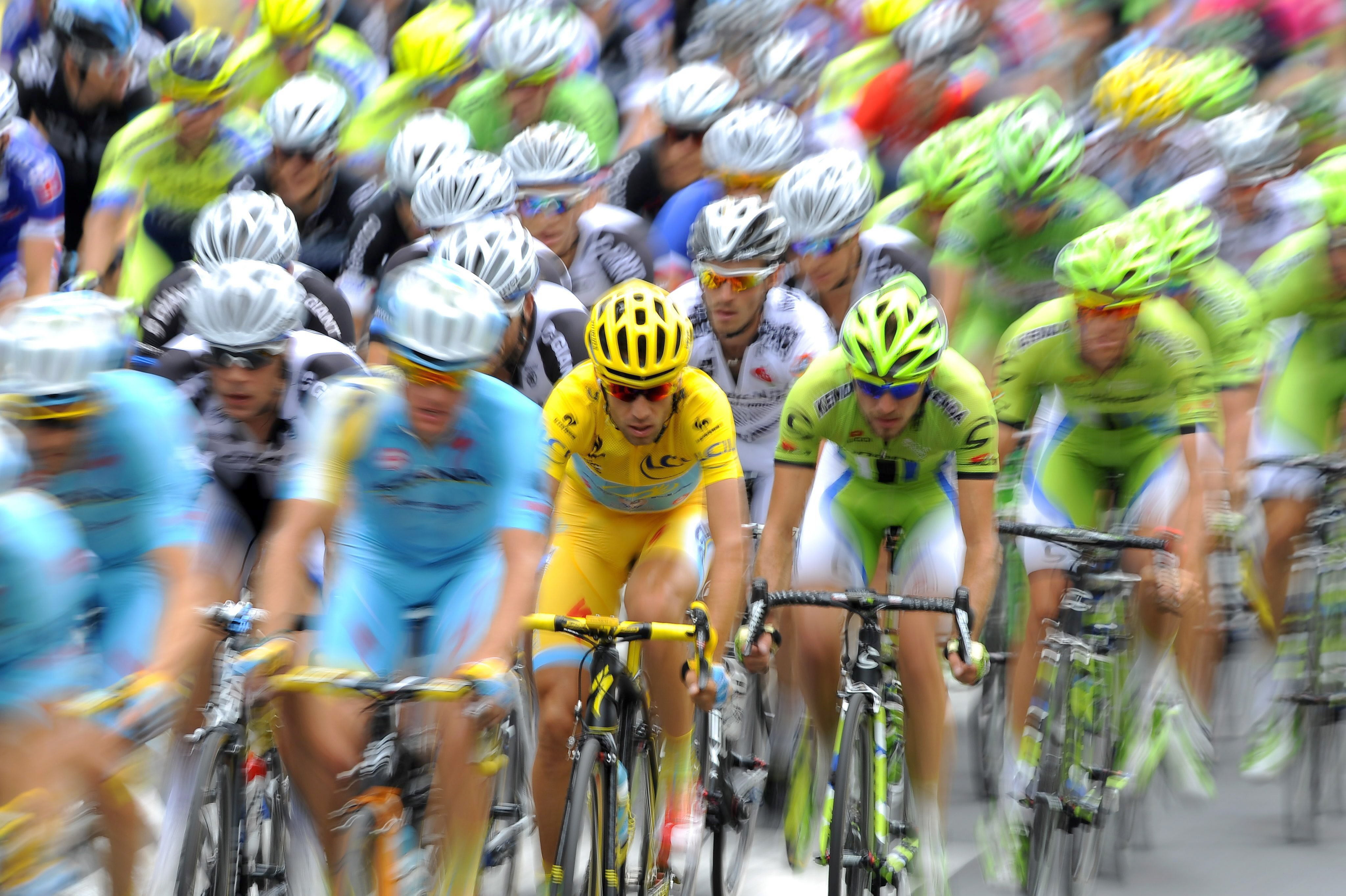 Nibali, con su maillot de lider, dentro de un pelotón.