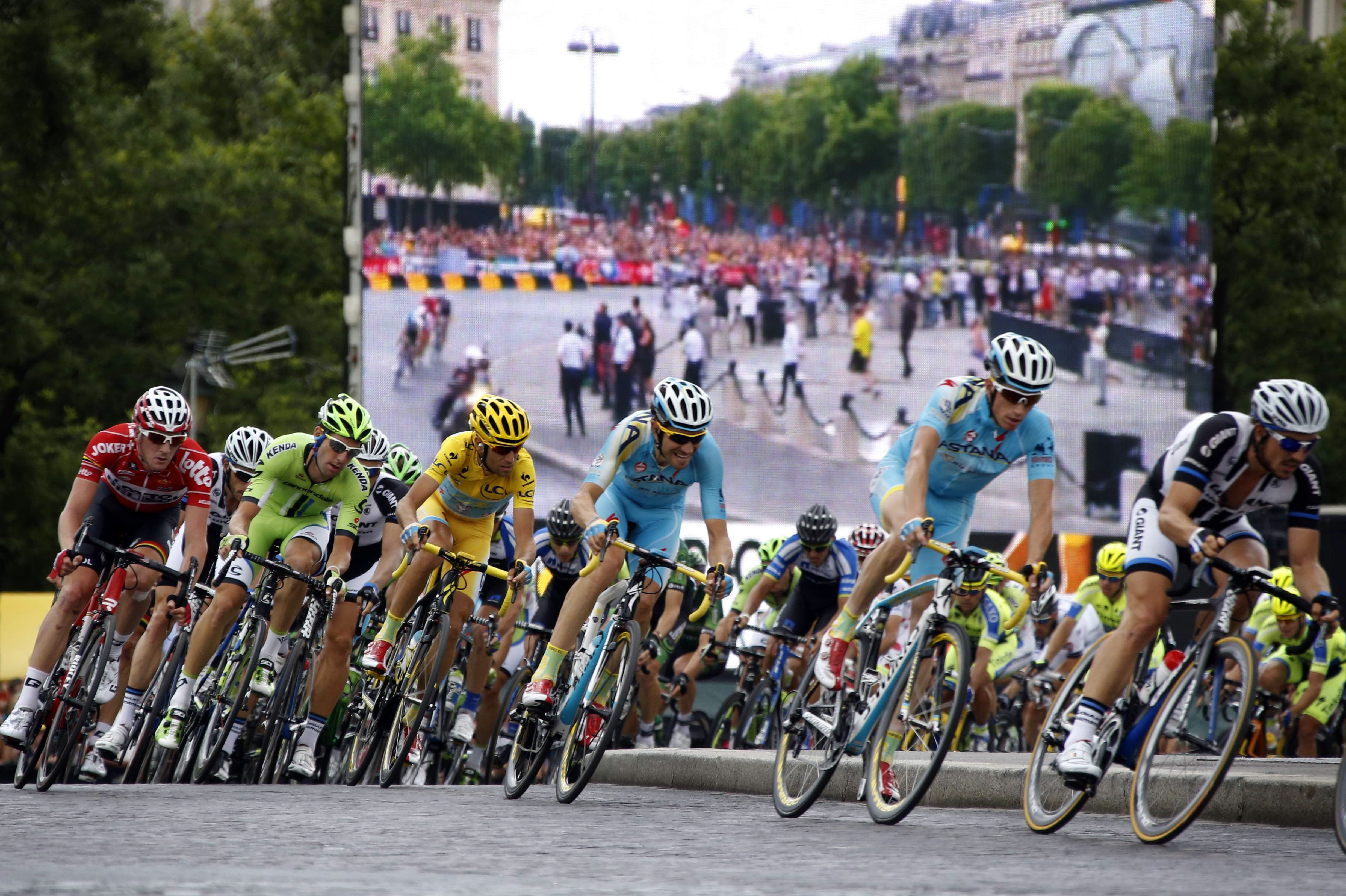 Nibali, junto a su equipo, a punto de pasar por meta.