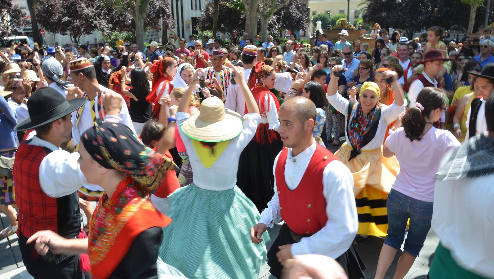 Badajoz baila con los pueblos del mundo