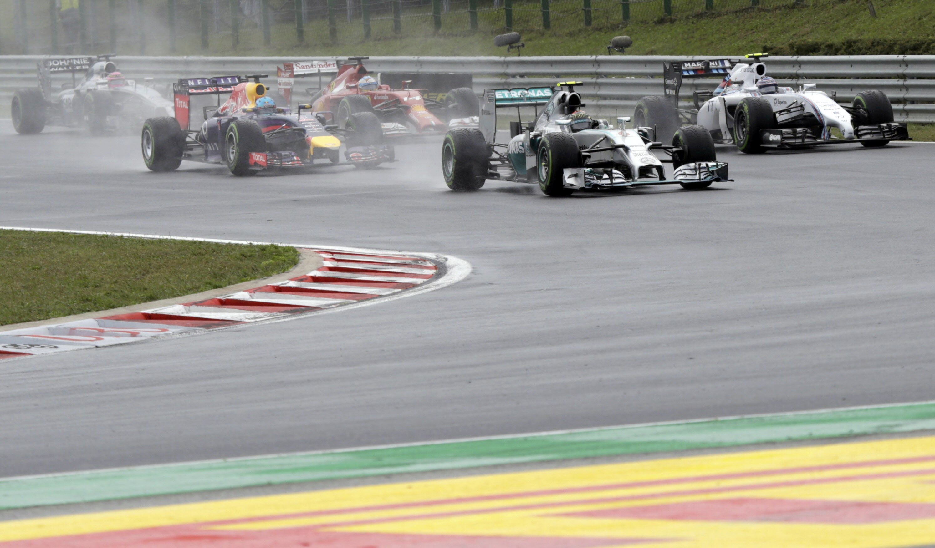El australiano Daniel Ricciardo (Red Bull) ganó el Gran Premio de Hungría, la undécima prueba del Mundial de Fórmula Uno, disputado hoy, domingo, en el circuito de Hungaroring, donde el español Fernando Alonso (Ferrari) acabó segundo.