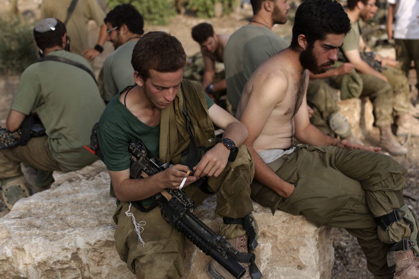 Martes 5 de agosto:  Soldados israelíes descansan tras retirarse de la Franja de Gaza en la frontera israelí con la Franja. EFE/Atef Safadi