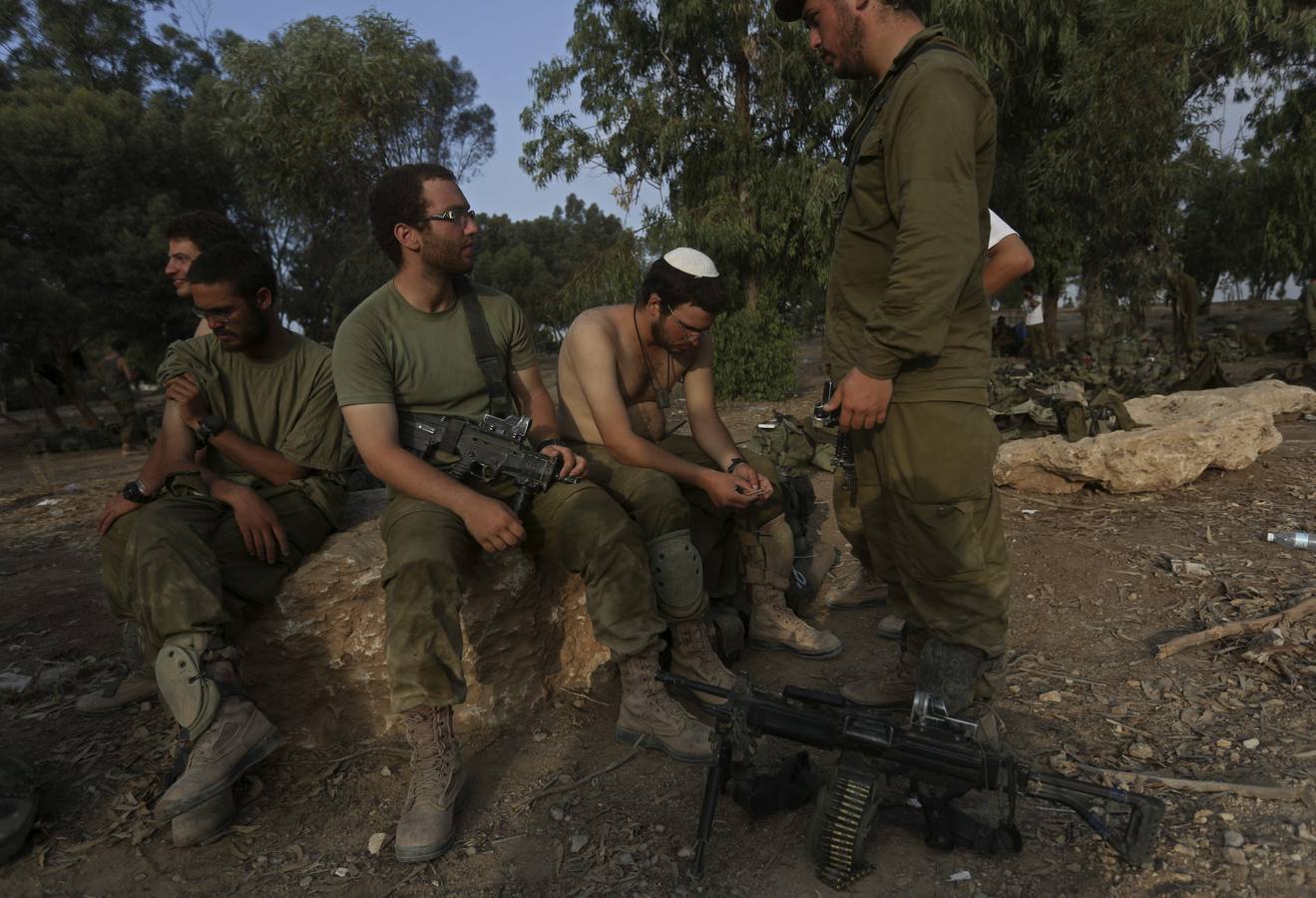 Martes 5 de agosto:  Soldados israelíes descansan tras retirarse de la Franja de Gaza en la frontera israelí con la Franja. EFE/Atef Safadi