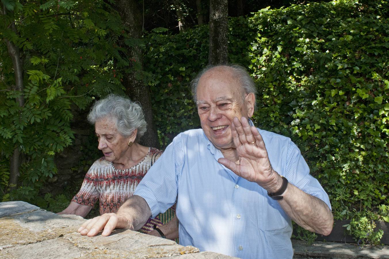 Viernes 8 de agosto: El expresidente catalán Jordi Pujol con su esposa, Marta Ferrusola. Pujol que descansa en su residencia veraniega del municipio gerundense de Queralbs, recibió una citación de la Agencia Tributaria que le entregó en mano dos funcionarias, EFE/Robin Townsend