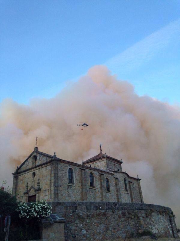 Un incendio cerca de Plasencia llega a las proximidades de Valcorchero