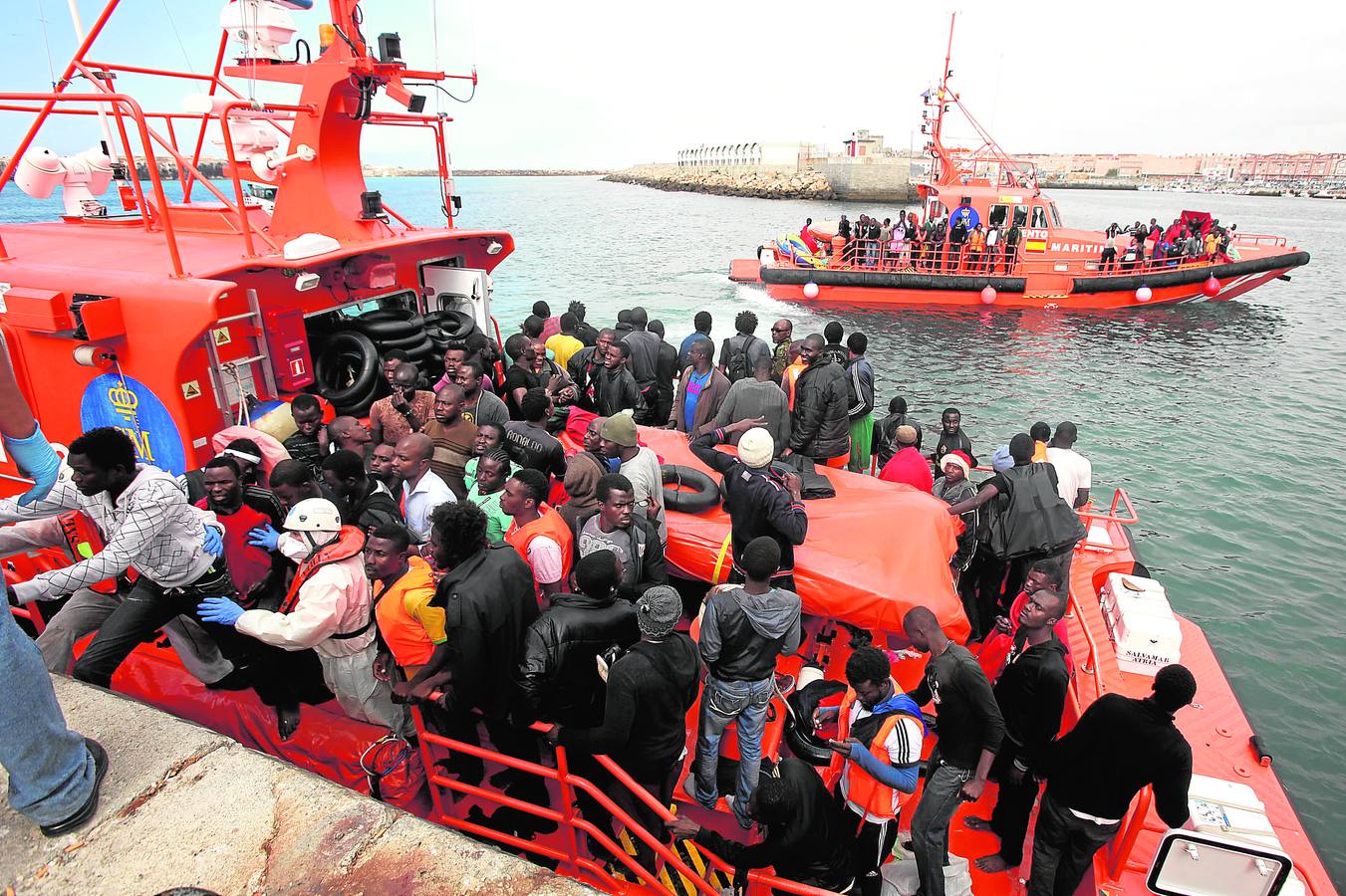 Lunes 11 de agosto: Llegada al puerto de Tarifa de los 227 inmigrantes, en su mayoría subsaharianos, rescatados por Salvamento Marítimo cuando viajaban en 23 pateras, tratando de alcanzar la Península. EFE/A.Carrasco Ragel.