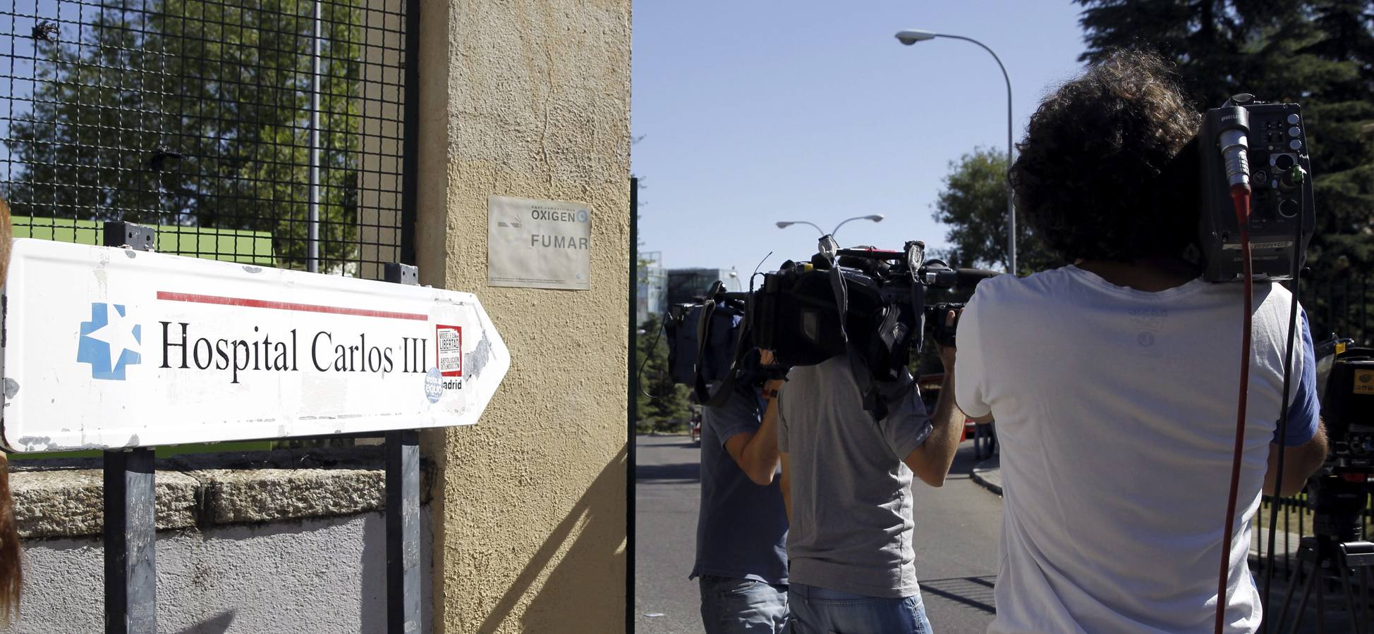 Martes 12 de agosto: Varios cámaras de televisión toman imágenes en los alrededores del Hospital Carlos III de Madrid, momentos después de que el religioso español Miguel Pajares, de 75 años, muriese en el centro hospitalario tras ser infectado por el virus del Ébola en Liberia. EFE/J. J. Guillén