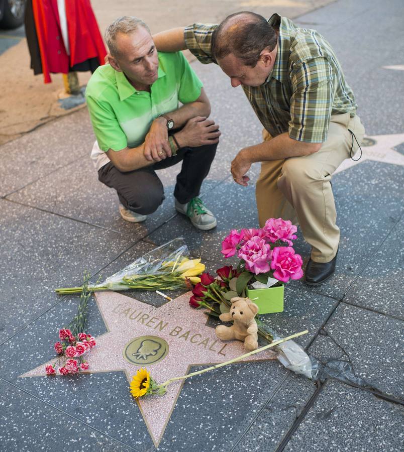 Miércoles 13 de agosto: Don Norte (L) y su esposo Kevin Norte (R) dejan unas flores  junto a la estrella de la actriz Lauren Bacall. AFP PHOTO / Robyn Beck