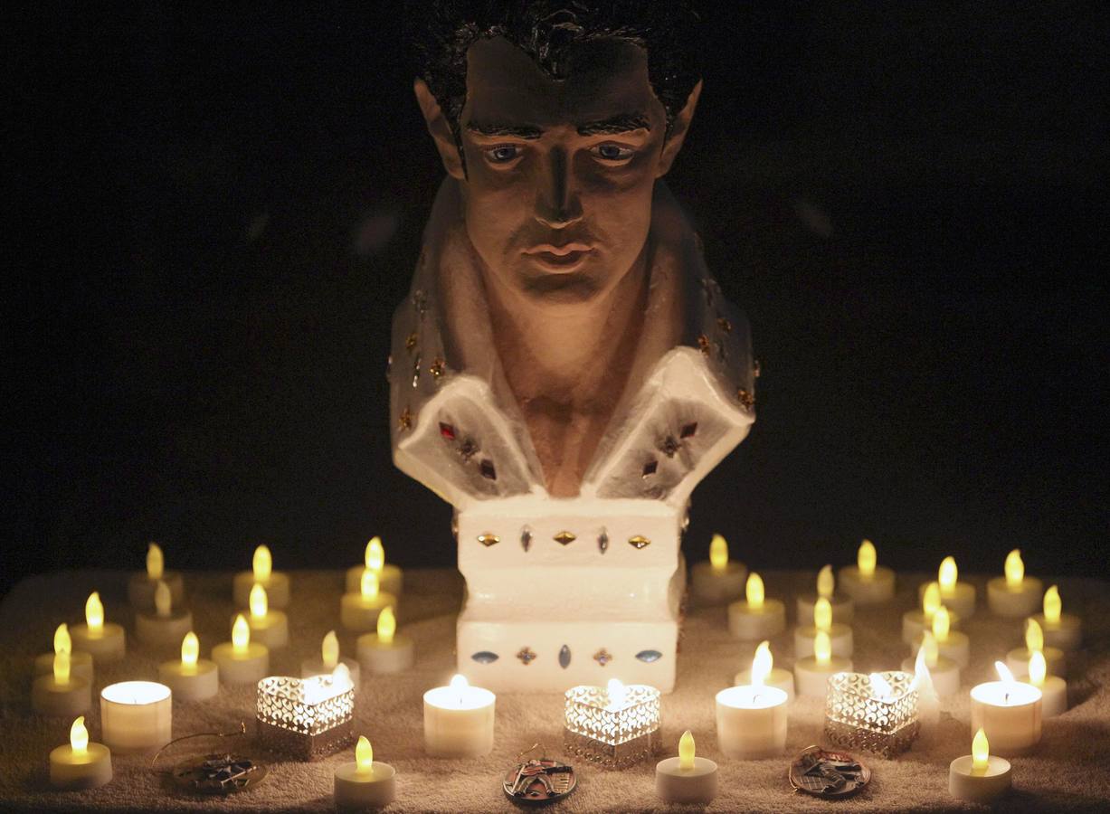 Sábado 16 de agosto: Cada año, miles de fans se reúnen fuera en las puertas de Elvis Presley, Graceland Mansion, para una vigilia con velas para rendir homenaje al 'Rey del Rock' n Roll 'en la víspera del aniversario de su muerte. El  cantante y actor Elvis Presley murió 42 el 16 de agosto de 1977.  EFE / EPA / MIKE BROWN