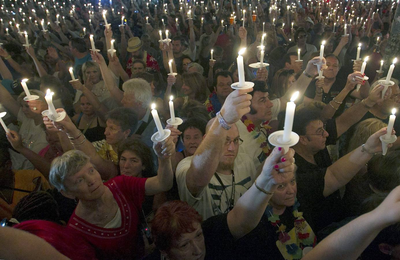 Sábado 16 de agosto: Cada año, miles de fans se reúnen fuera en las puertas de Elvis Presley, Graceland Mansion, para una vigilia con velas para rendir homenaje al 'Rey del Rock' n Roll 'en la víspera del aniversario de su muerte. El  cantante y actor Elvis Presley murió 42 el 16 de agosto de 1977.  EFE / EPA / MIKE BROWN.