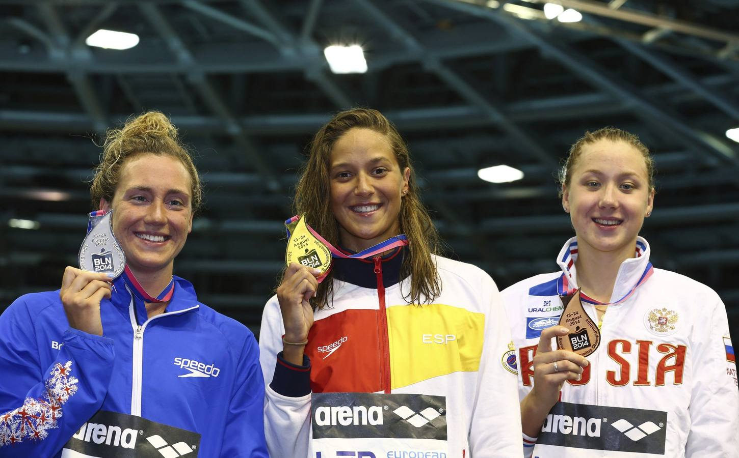 Duane da Rocha (c), Elizabeth Simmonds (i), y Daria Ustinova muestran sus medallas.