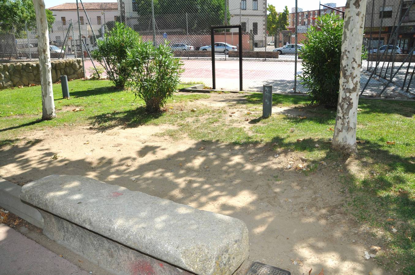 El vandalismo y la falta de cuidados deterioran el parque de la Coronación