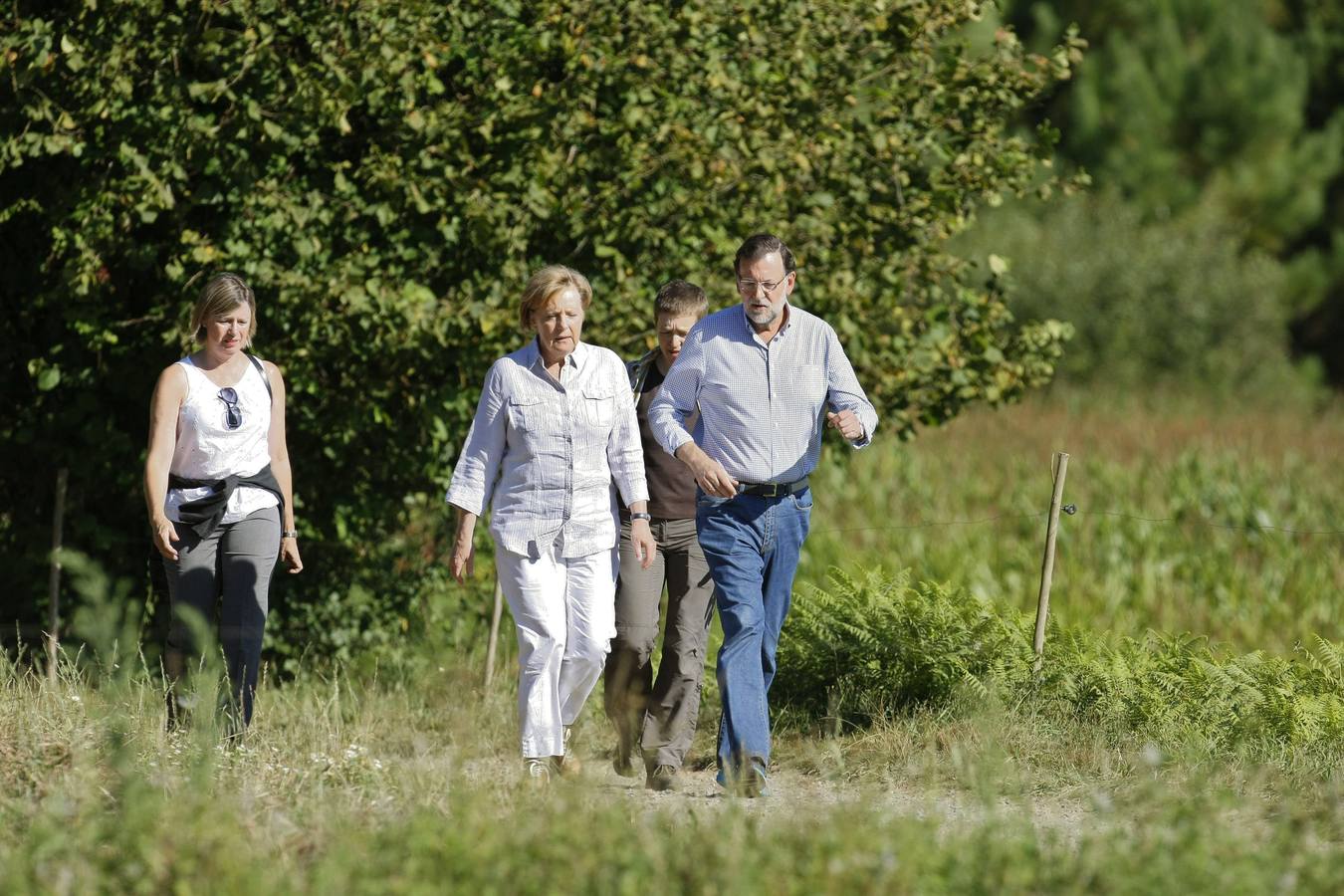 Angela Merkel y Mariano Rajoy recorren parte del Camino de Santiago.