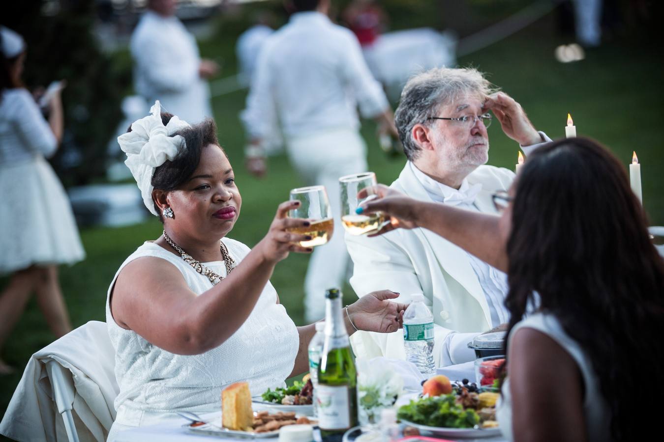 Lunes 25 de agosto: 'The Diner en Blanc' es único evento culinario viral del mundo. Celebra su 25 aniversario al aire libre y siempre un lugar histórico. Los invitados deben vestir de un elegante color blanco, llevar una cesta de picnic con comida, vajilla de porcelana y cubiertos, manteles blancos, mesas y sillas. En esta ocasión 'Battery Park City' ha acogido a unas 5.000 personas. Foto: Andrew Burton/AFP