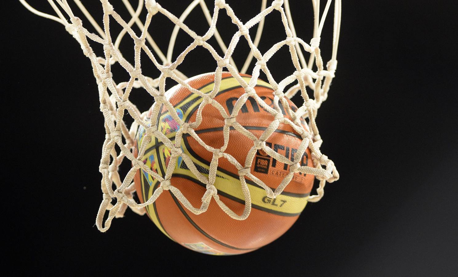 Sábado 30 de agosto:  la foto muestra el balón Oficial del Mundial de Baloncezto 2014 en el pabellón Canaria Arena en Gran Canaria. Foto:AFP PHOTO / GERARD JULIEN