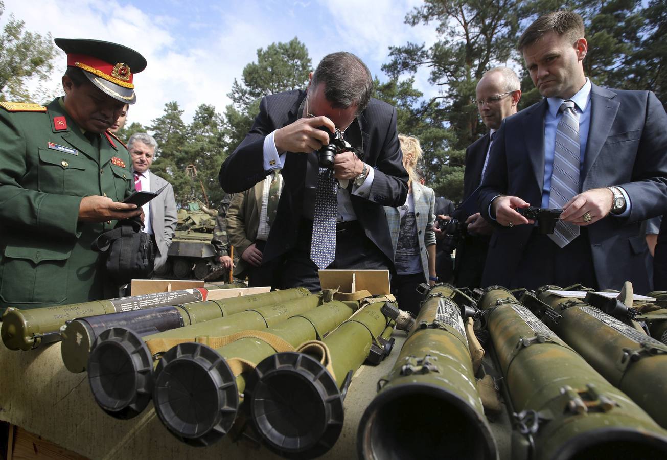 Viernes 29 de agosto: Observadores militares internacionales revisan el arsenal incautado a los separatistas prorrusos en el este de Ucrania, supuestamente de fabricación rusa. La OTAN exigió a Rusia que cese sus acciones militares ilegales en Ucrania, su apoyo a los separatistas prorrusos, y dé pasos “inmediatos y verificables” para rebajar las tensiones en la crisis ucraniana. Foto: EFE/Tatyana Zenkovich