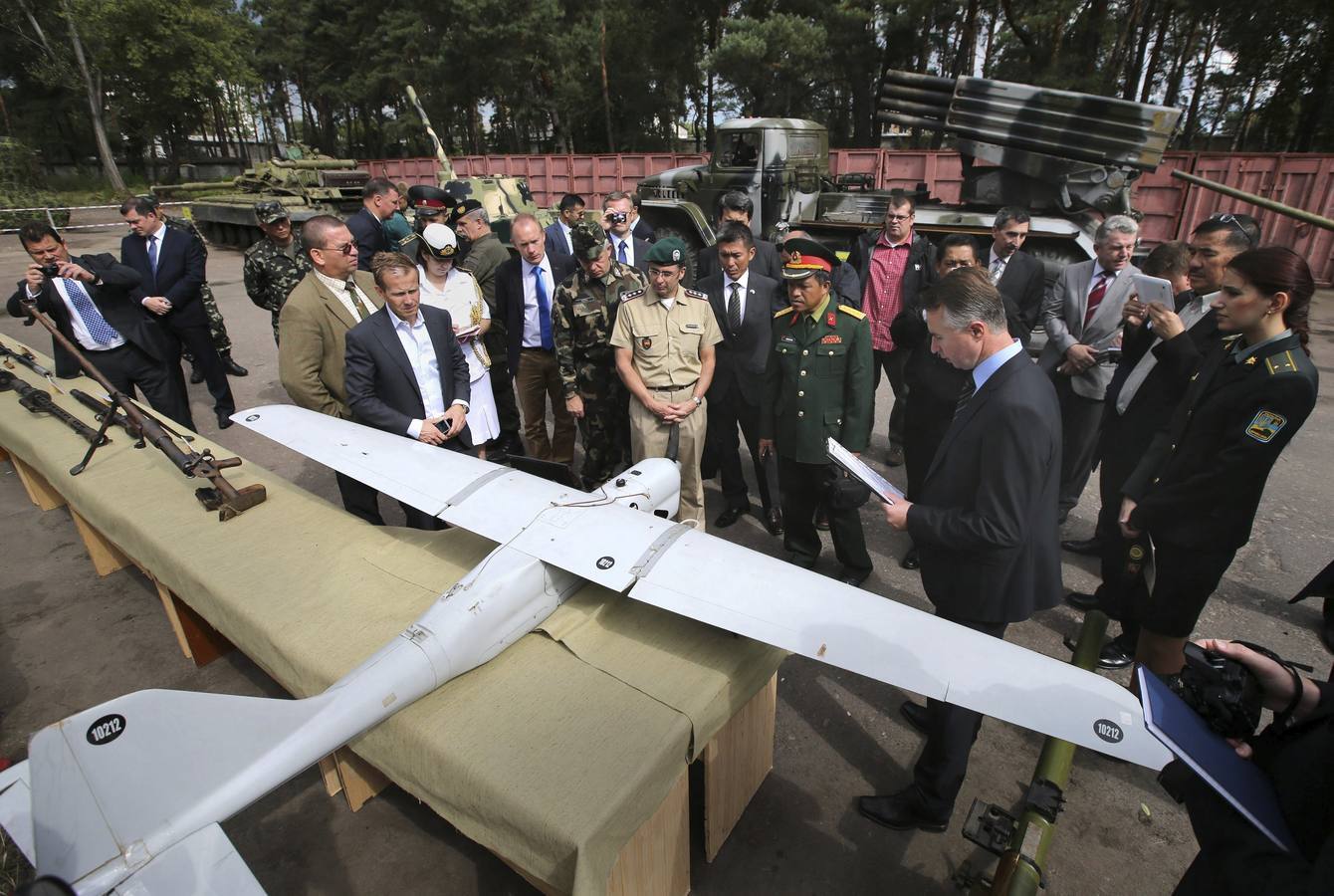 Viernes 29 de agosto: Observadores militares internacionales revisan el arsenal incautado a los separatistas prorrusos en el este de Ucrania, supuestamente de fabricación rusa. La OTAN exigió a Rusia que cese sus acciones militares ilegales en Ucrania, su apoyo a los separatistas prorrusos, y dé pasos “inmediatos y verificables” para rebajar las tensiones en la crisis ucraniana. Foto: EFE/Tatyana Zenkovich