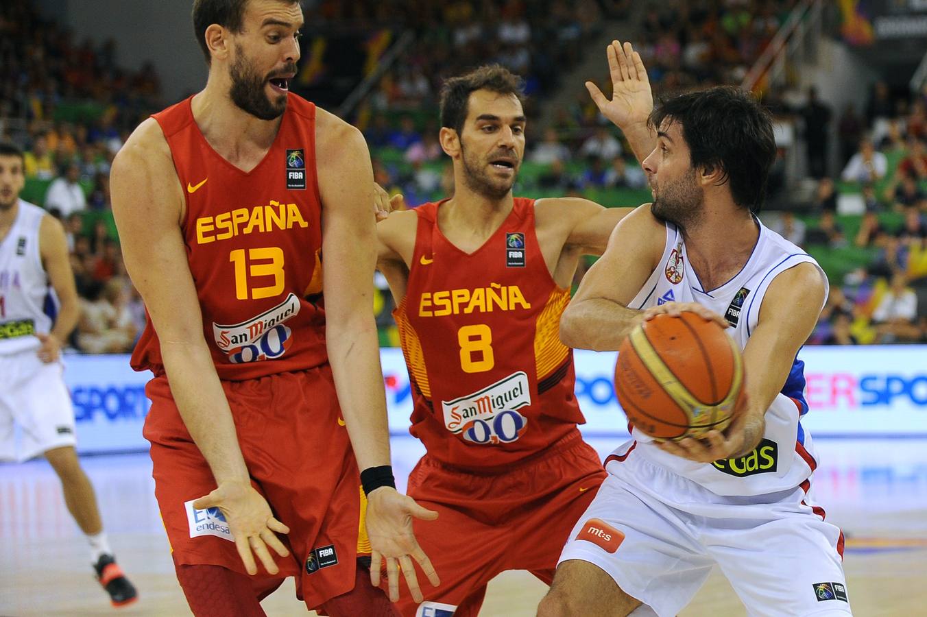 Marc Gasol y Calderón tratan de frenar a Teodosic.