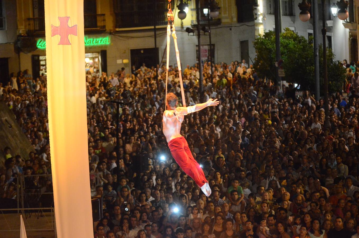 Sábado 6 de septiembre. Noche en Blanco en Badajoz. Miles de personas acudieron al espectáculo aéreo que inauguró la quinta edición de esta cita cultural en la capital pacense. Fotos: Casimiro Moreno