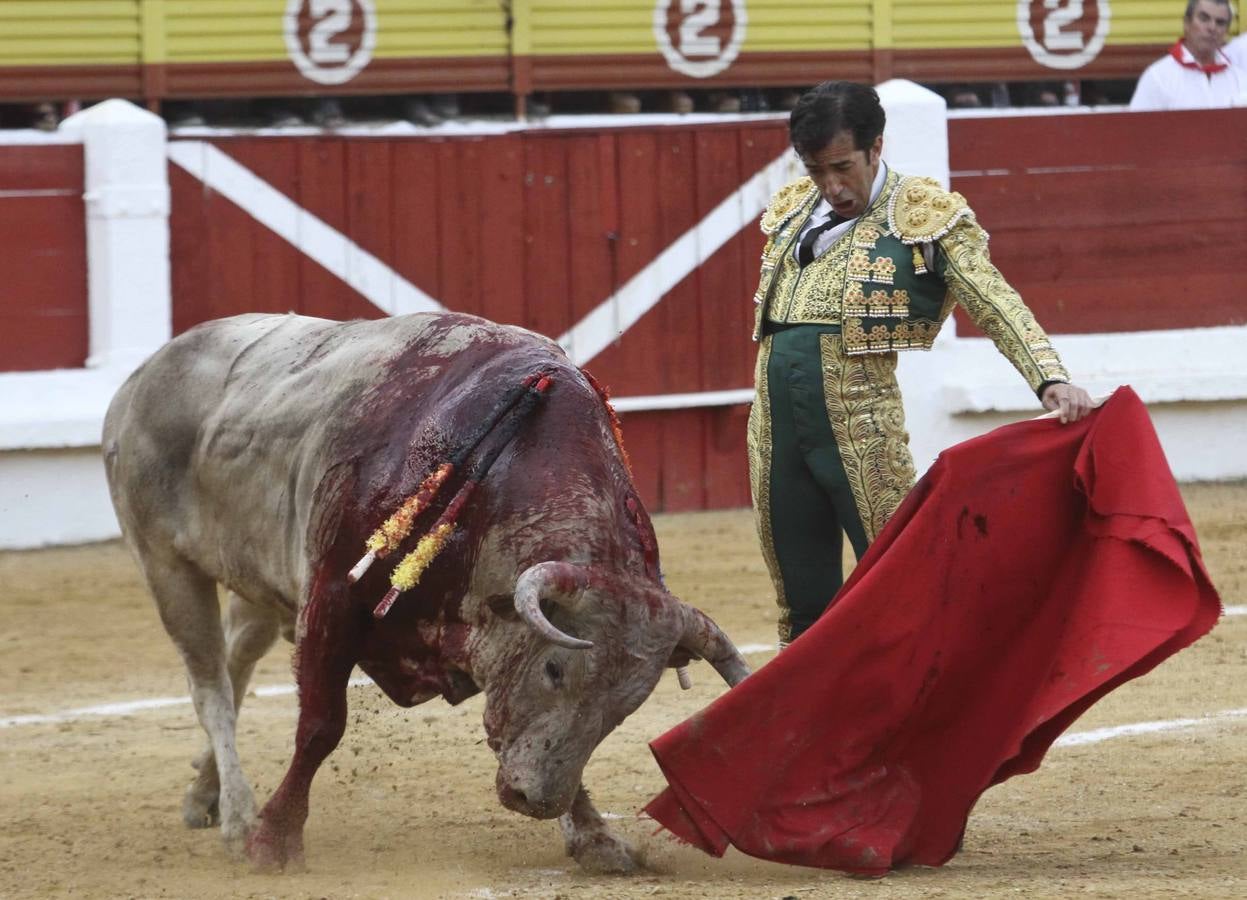 Sábado 6 de septiembre. Mora, Ferrera y Talavante salen a hombros en Mérida. Fotos: J. M. Romero