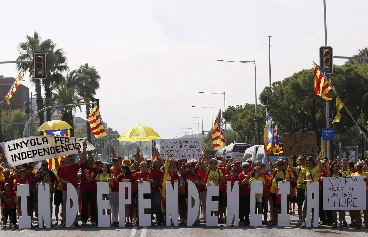 Jueves 11 de septiembre: Cientos de personas se concentran en la Plaza Pius XII de Barcelona, con motivo de la celebración de la Diada Nacional de Cataluña. Foto: EFE/Alejandro García