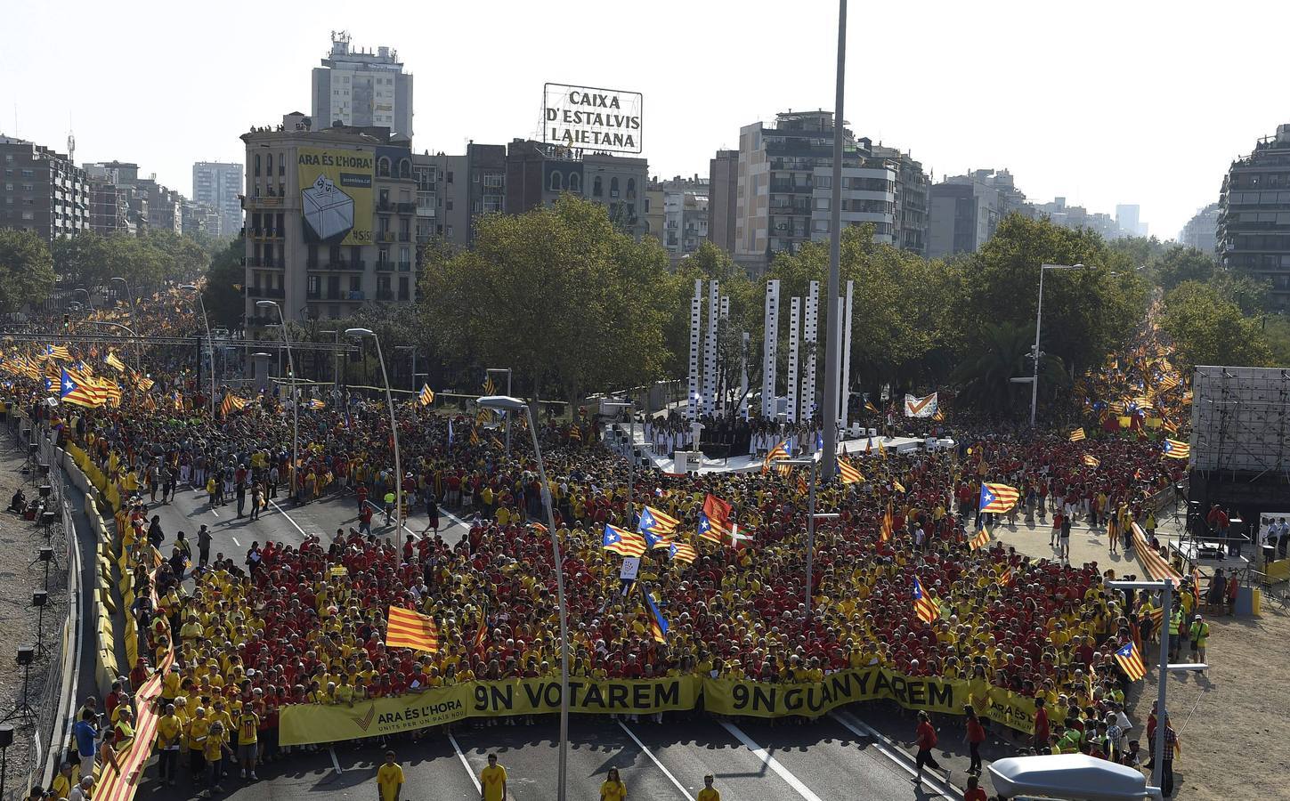 Jueves 11 de septiembre: Cientos de personas se concentran en la Plaza Pius XII de Barcelona, con motivo de la celebración de la Diada Nacional de Cataluña. Foto: AFP PHOTO/ LLUIS GENE