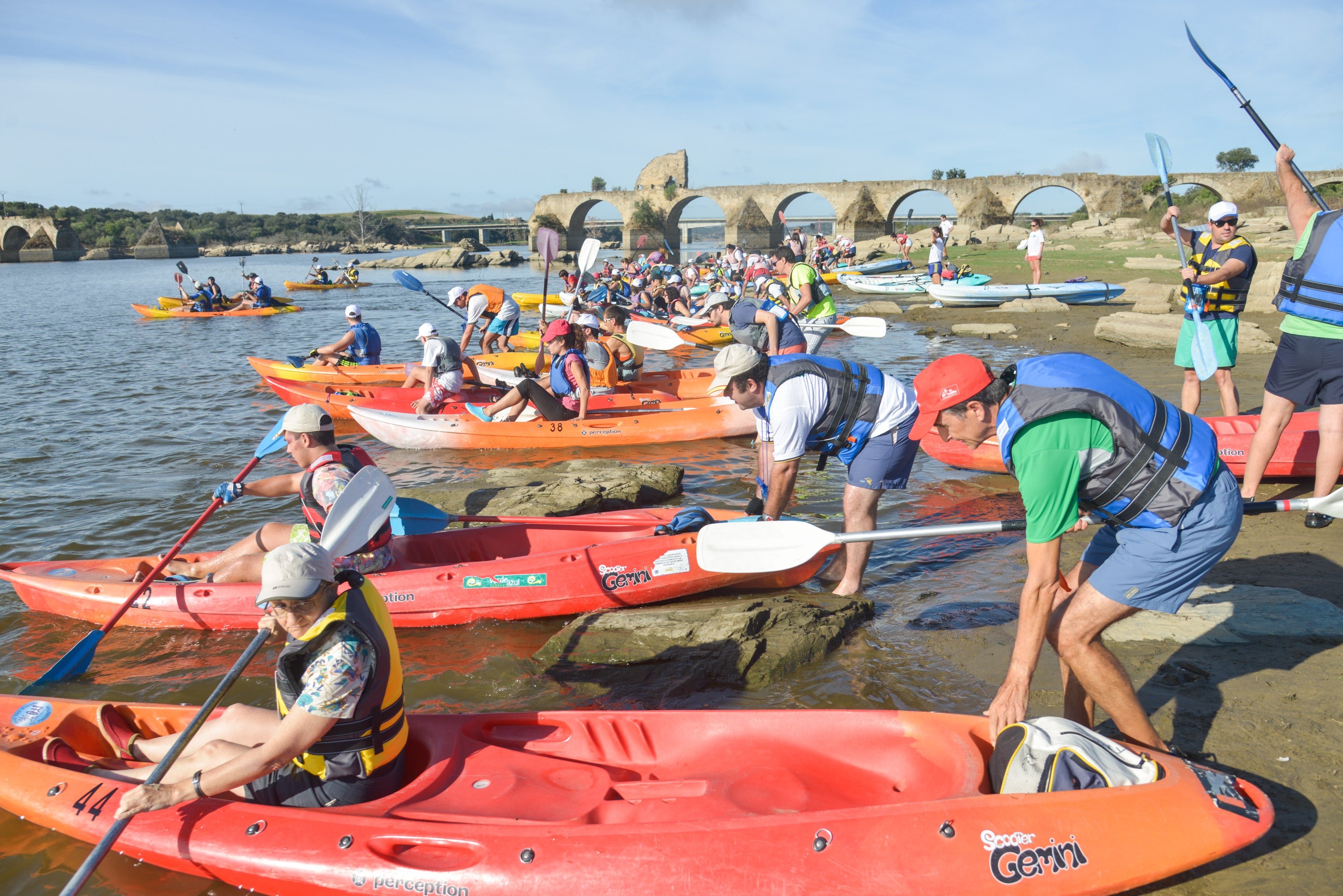 150 piragüistas participan en el III Descenso de Alqueva