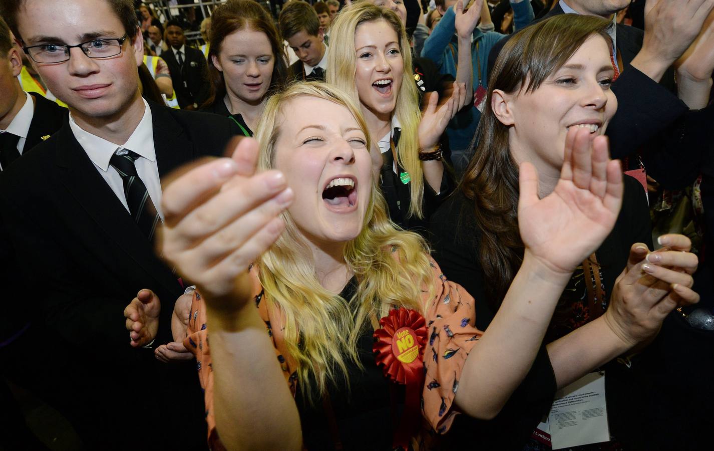 Jueves 18 de septiembre: Los partidarios del 'no' celebran la vistoria en las urnas en Edimburgo, Escocia. La capital de Escoci rechazó la independencia con 194.638 votos en contra, frente a 123.927 a favor, lo que consolida la victoria del 'no' en el referéndum, De un electorado de 378.012 personas, hubo una participación del 84,27 %, en torno a la media nacional, con un 61,10 % de apoyo al 'no' y un 38,9 % de apoyo al 'sí'. EFE/ANDY RAIN