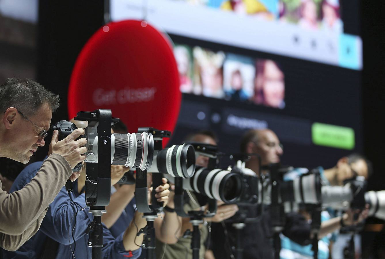 Lunes 15 de septiembre: Cerca de 1070 compañías de 51 países presenta sus novedades en la feria 'Photokina 2014' en Colonia, que se celebra del 16 al 21 de septiembre de 2014. Fotos: EFE/Reuters