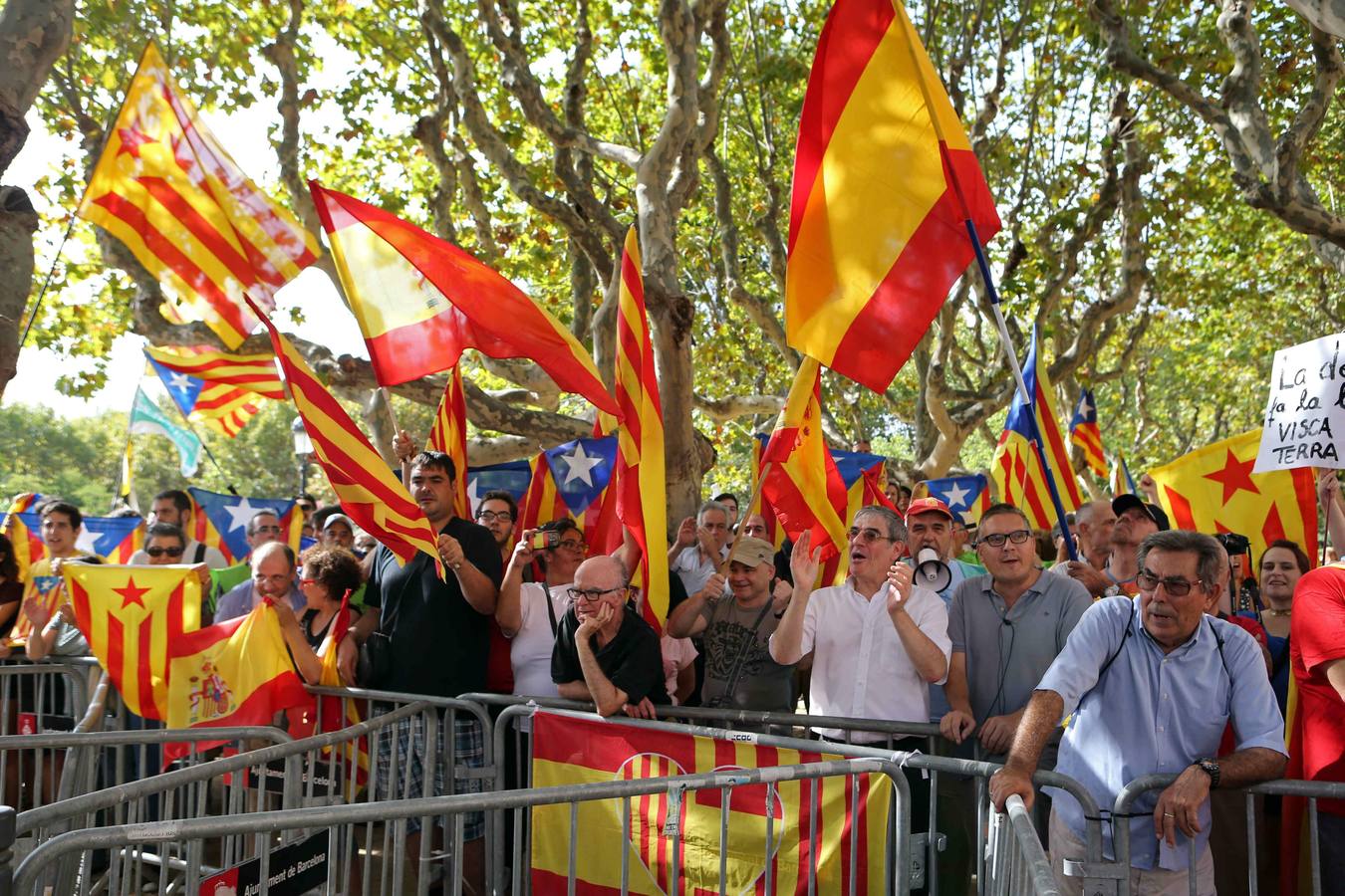 Viernes 19 de septiembre: Partidarios y detractores de la consulta se han concentrado a las puertas del Parlament donde esta tarde se aprobará en un pleno extraodrdinario la Ley de Consultas catalana. EFE/Toni Albir