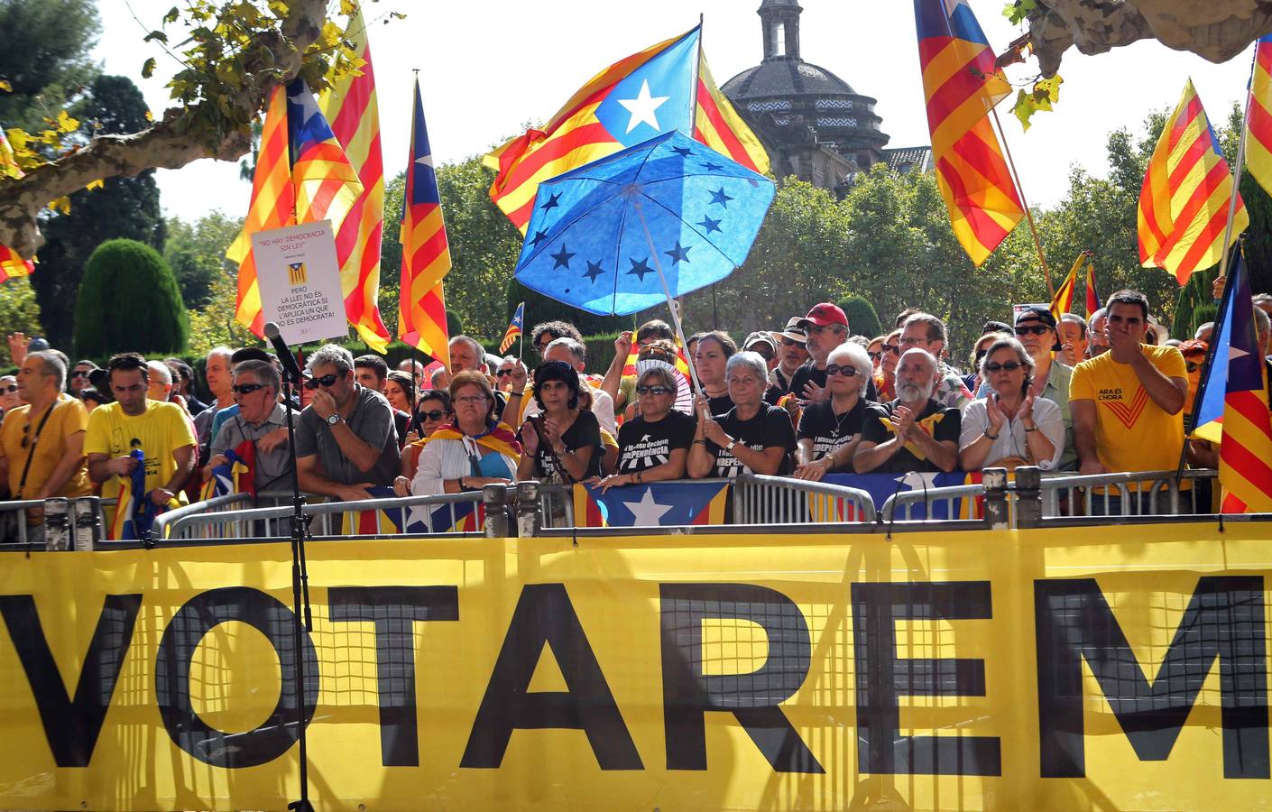 Viernes 19 de septiembre: Partidarios y detractores de la consulta se han concentrado a las puertas del Parlament donde esta tarde se aprobará en un pleno extraodrdinario la Ley de Consultas catalana. EFE/Toni Albir