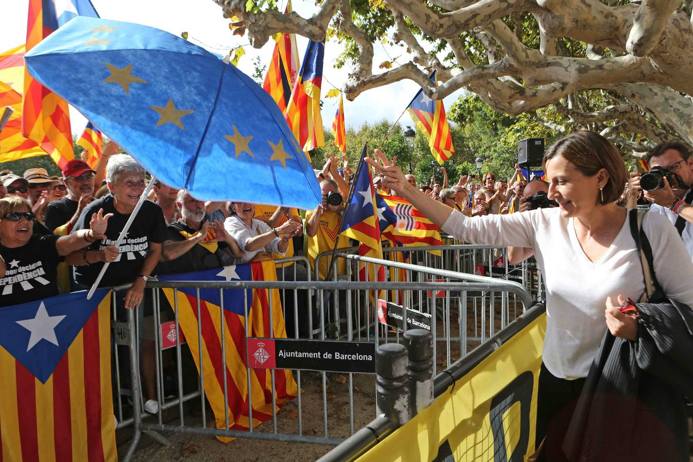 Viernes 19 de septiembre:La presidenta de la ANC, Carme Forcadell, saluda a los simpatizantes de su asociación que se han concentrado a las puertas del Parlament donde esta tarde se aprobará en un pleno extraodrdinario la Ley catalana de Consultas, paraguas legal con el que el presidente Mas pretende convocar una consulta soberanista el 9N que el Estado rechaza. EFE/Toni Albirr