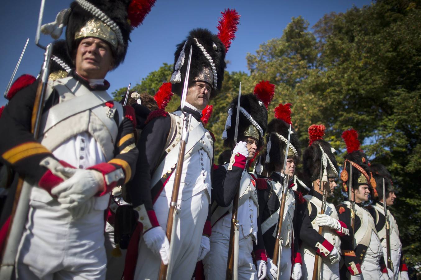 Sábado 20 de septiembre: El 'Imperial Jubilee' reúne a varios cientos de recreadores históricos sobre los terrenos del parque Bois-Preau y el Castillo de Malmaison, conocido como el último hogar de la esposa del emperador Napoleón Bonaparte, Josephine. Durante el transcurso de dos días, re-enactors participar en maniobras militares y desfiles. Foto: EFE/EPA/IAN LANGSDON