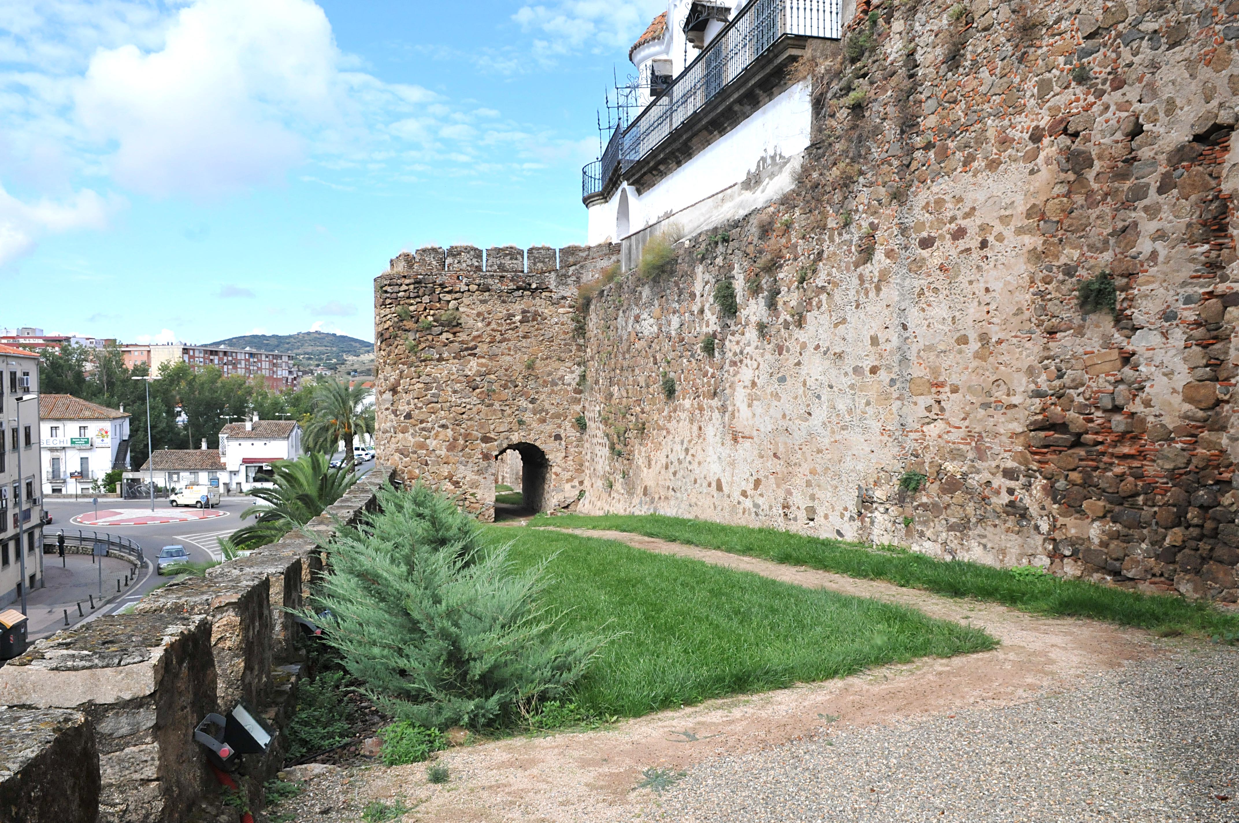 Los trabajos en la barbacana sacan  a la luz nuevos vestigios históricos