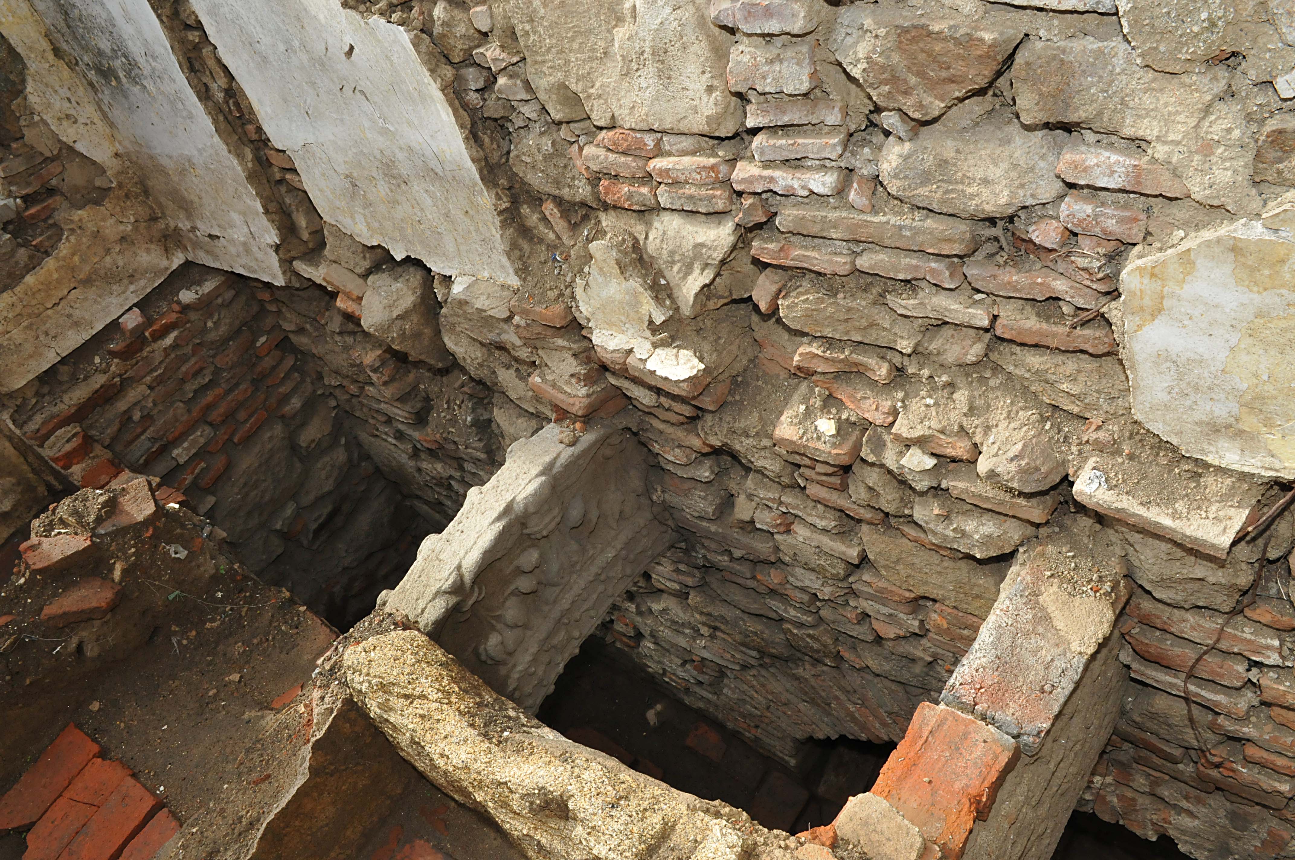 Los trabajos en la barbacana sacan  a la luz nuevos vestigios históricos