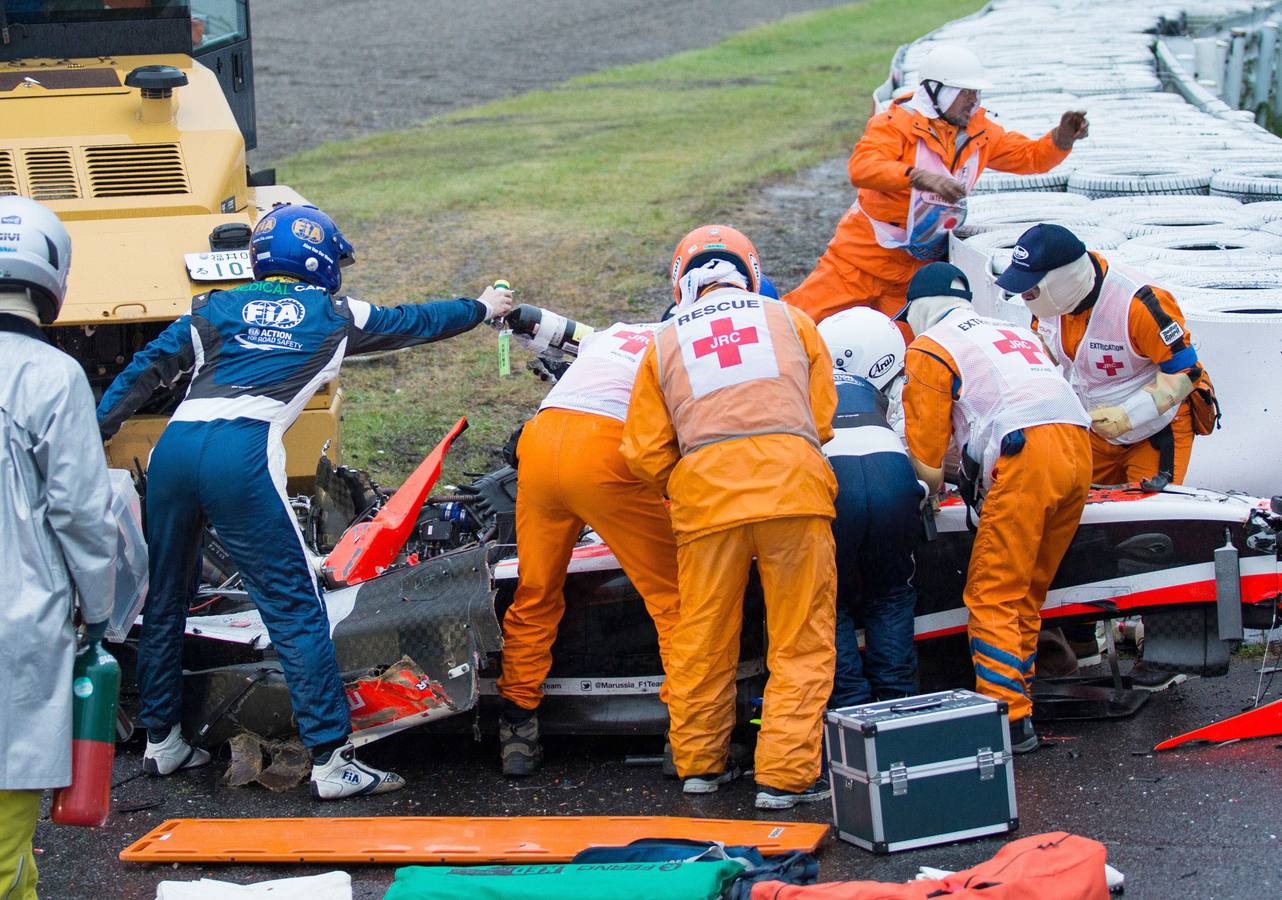 Los servicios médicos atienden a Bianchi después de su grave accidente en el Gran Premio de Japón en 2014.