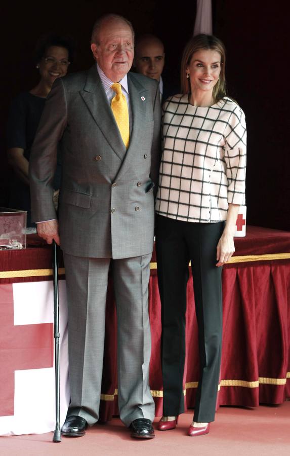 Don Juan Carlos posa junto a la reina Letizia.