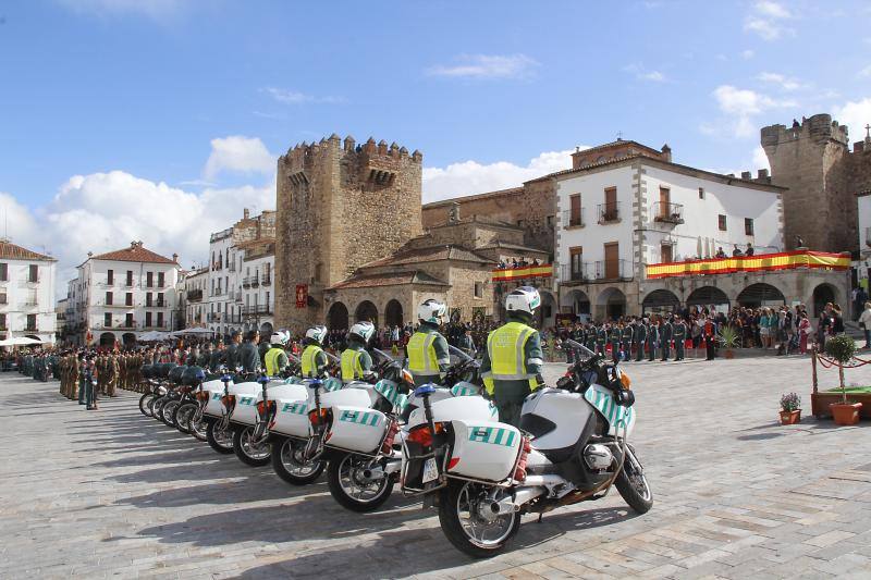 3.000 personas en el primer acto de la Guardia Civil en la Plaza Mayor