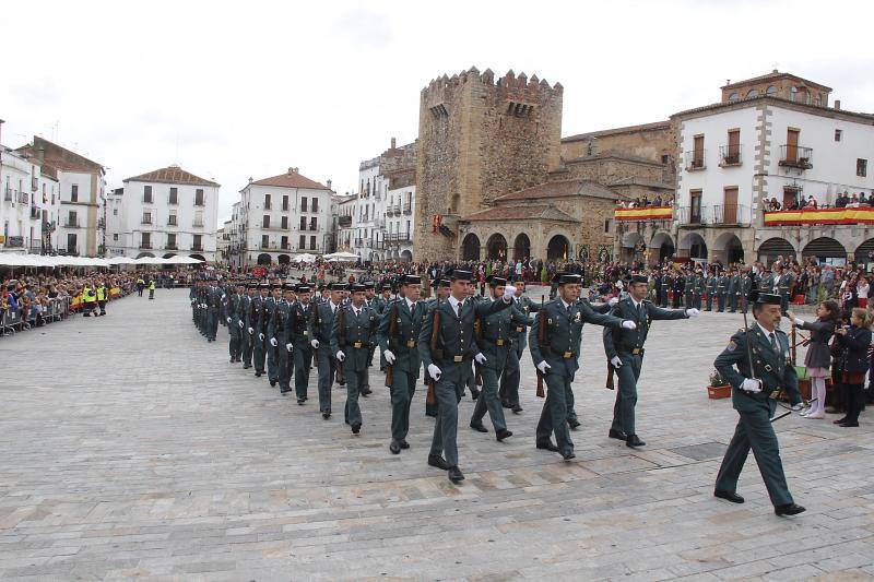 3.000 personas en el primer acto de la Guardia Civil en la Plaza Mayor