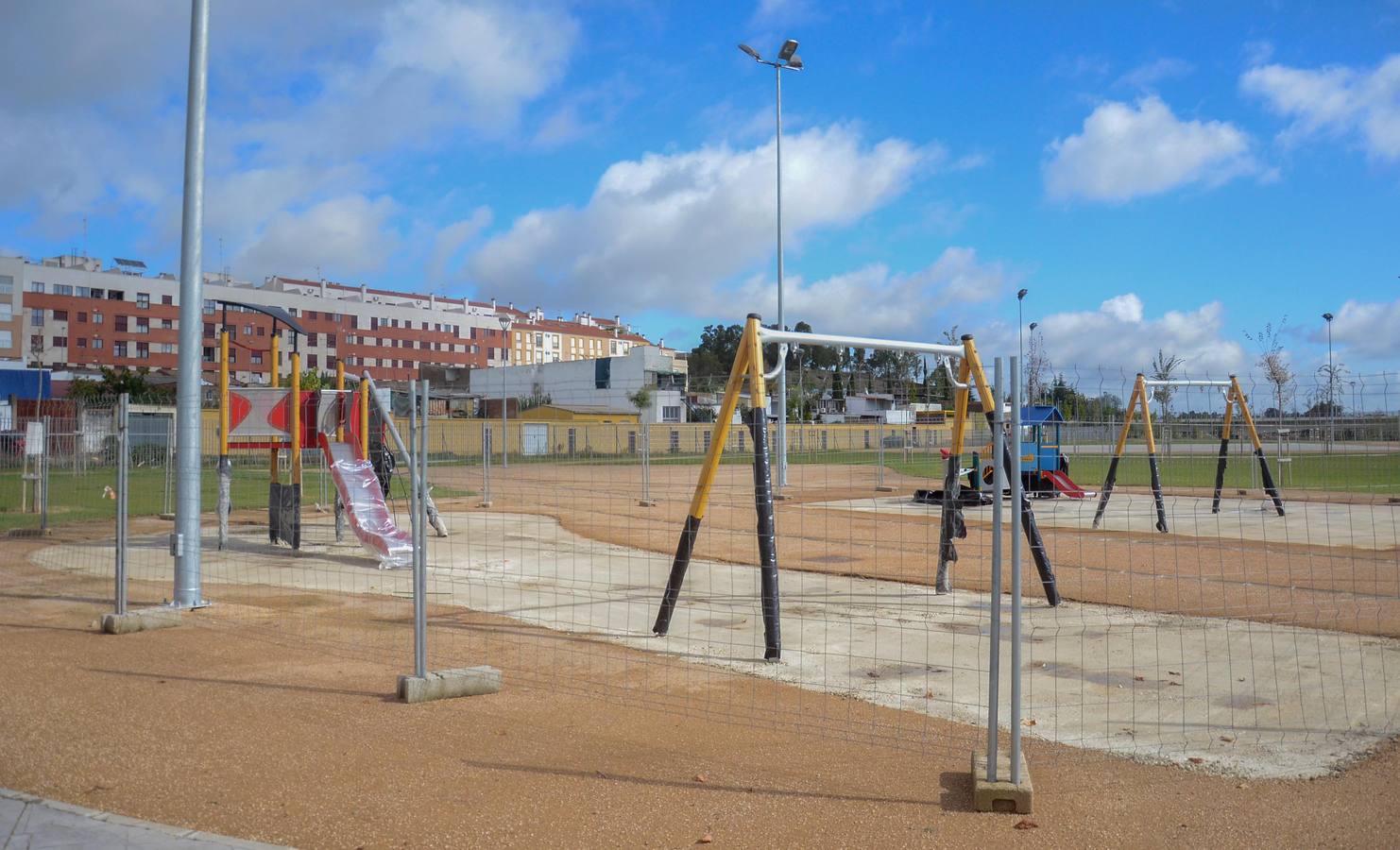 Instalación del mobiliario en el parque de la margen derecha