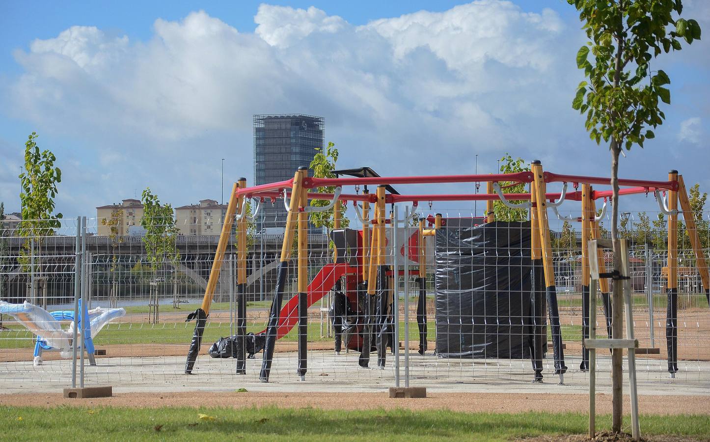 Instalación del mobiliario en el parque de la margen derecha
