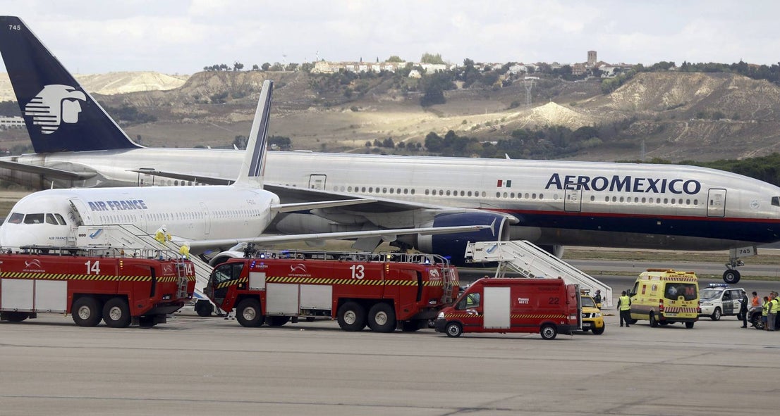 Jueves 16 de octubre: España ha activado el protocolo de emergencia sanitaria en el Aeropuerto Adolfo Suárez Madrid-Barajas por un pasajero de Air France que durante un vuelo entre París y Madrid sufría temblores, lo que hizo que la tripulación alertara a las autoridades sanitarias españolas. Foto: Paco Campos